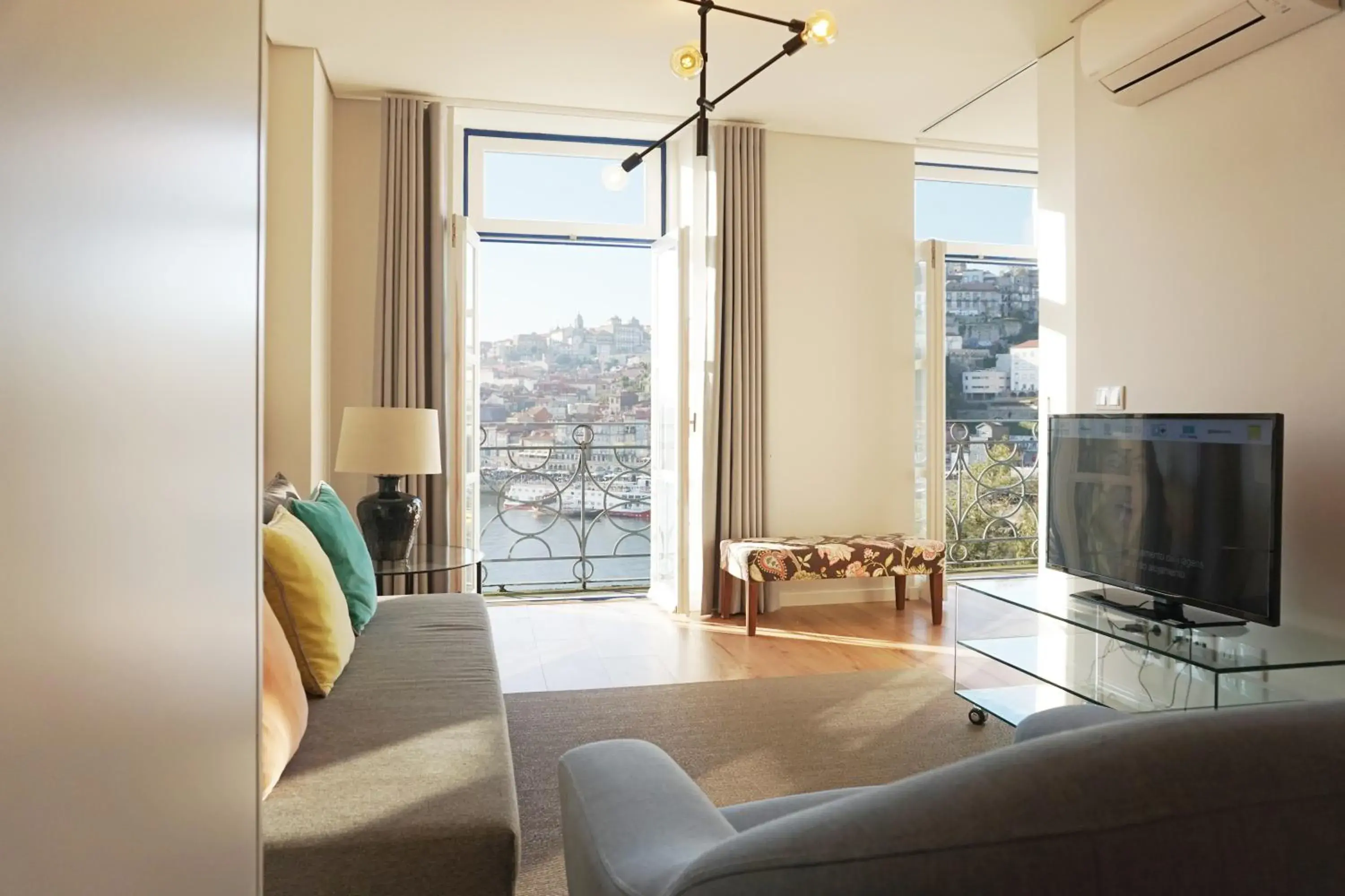 Superior One-Bedroom Apartment with Balcony and River View in Porto View by Patio 25 Superior One-Bedroom Apartment with Balcony and River View in Porto View by Patio 25