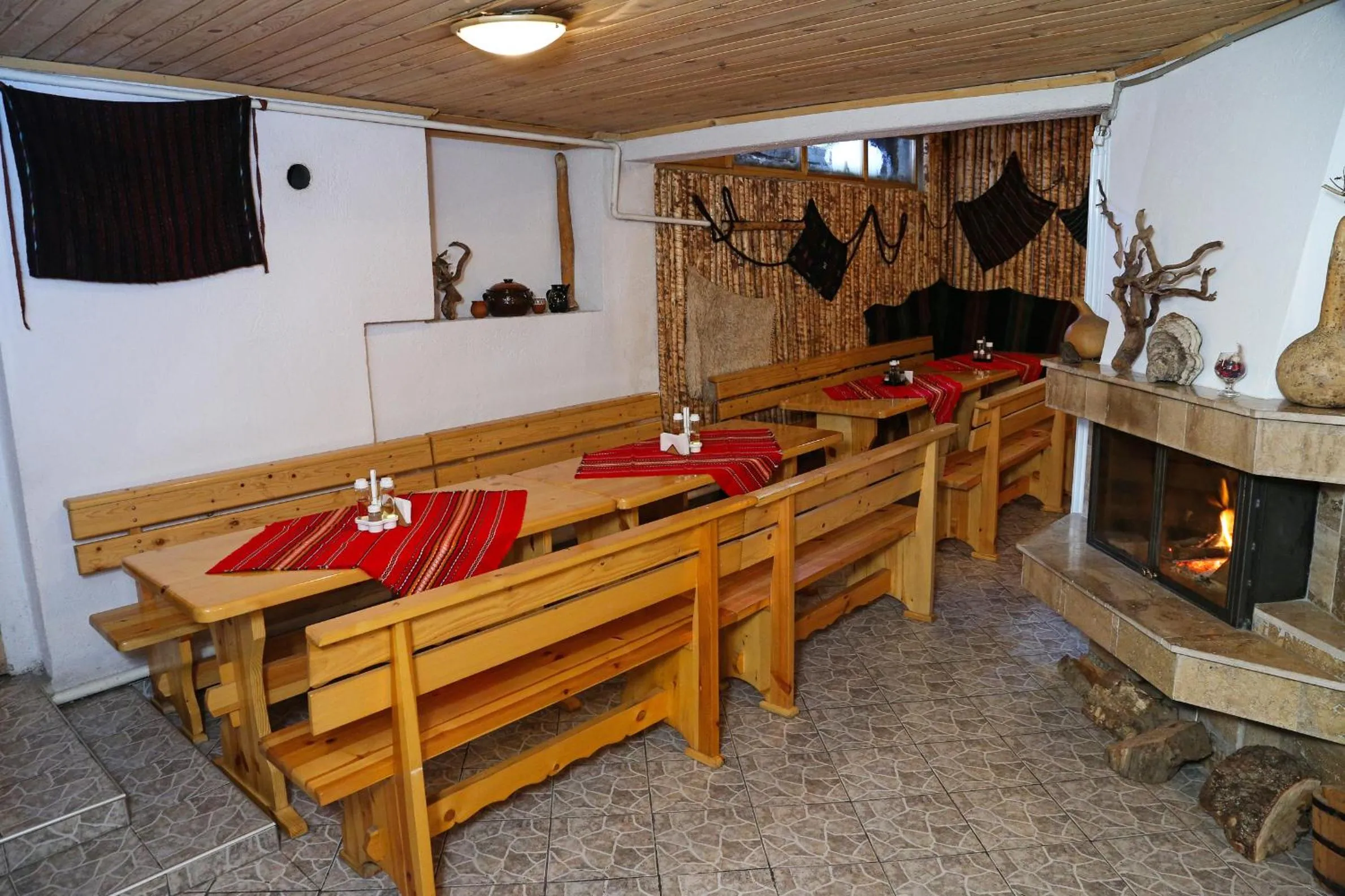 Restaurant/places to eat in Family Hotel Bisser