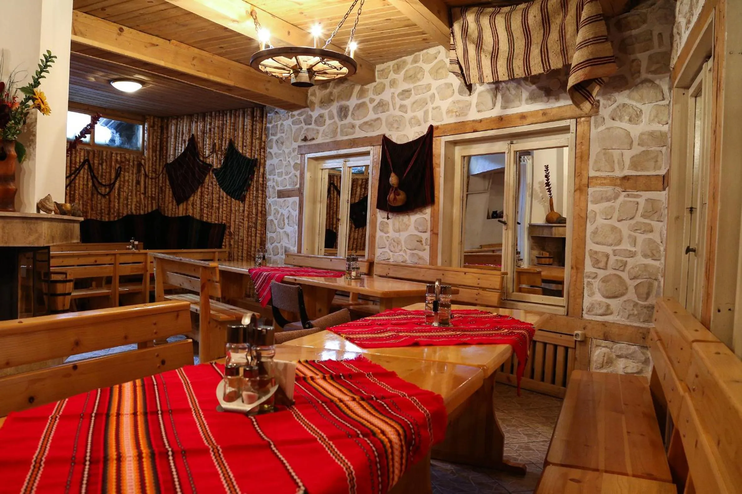 Restaurant/places to eat in Family Hotel Bisser