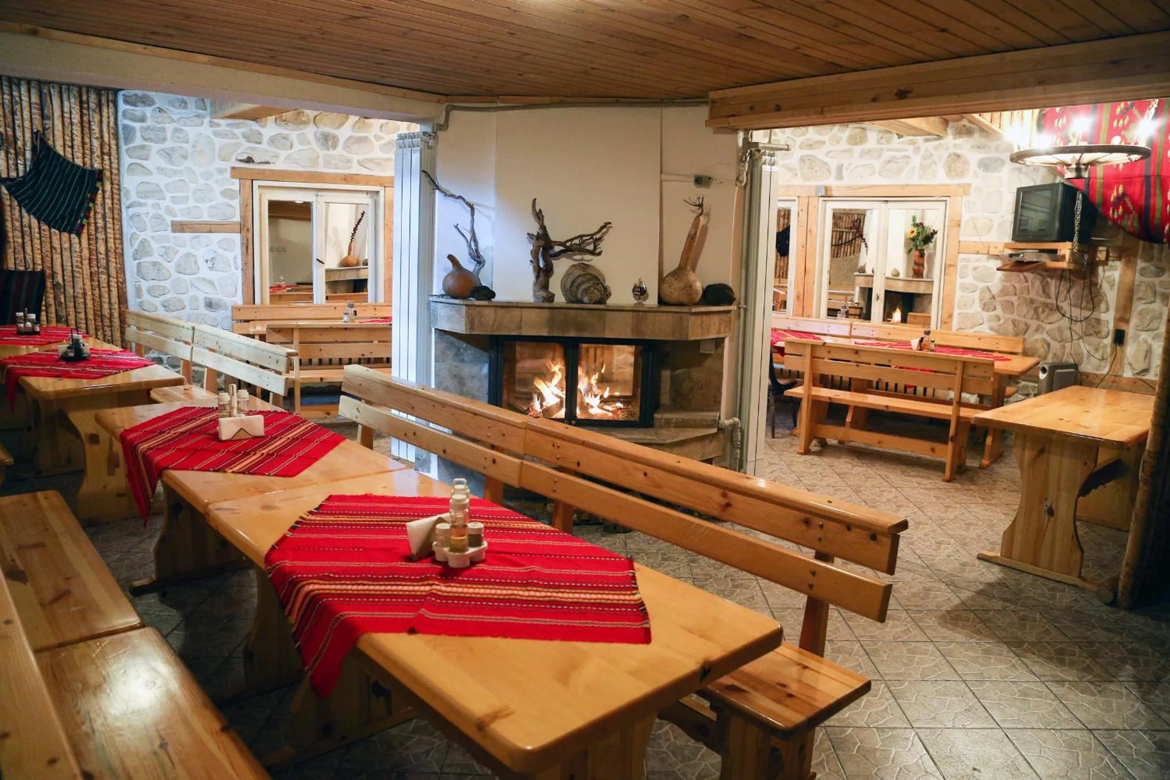 Restaurant/places to eat in Family Hotel Bisser