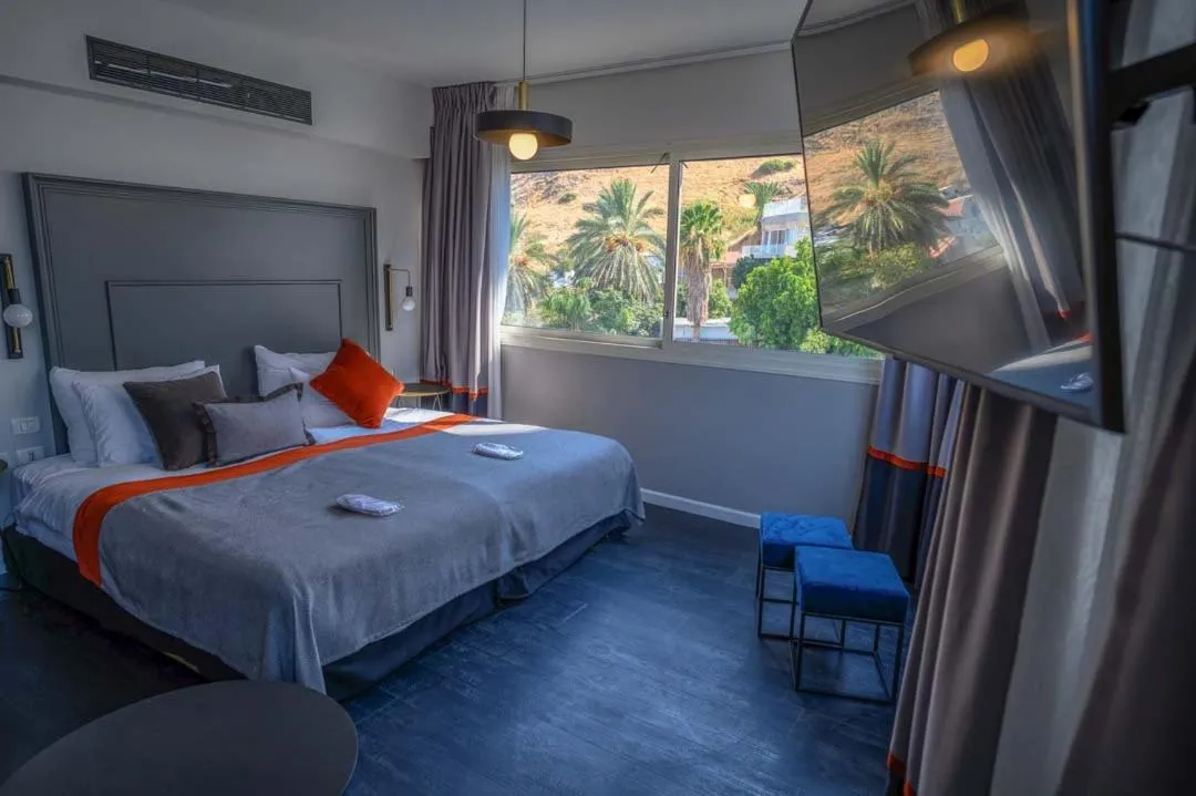Bed in Royal Plaza Hotel