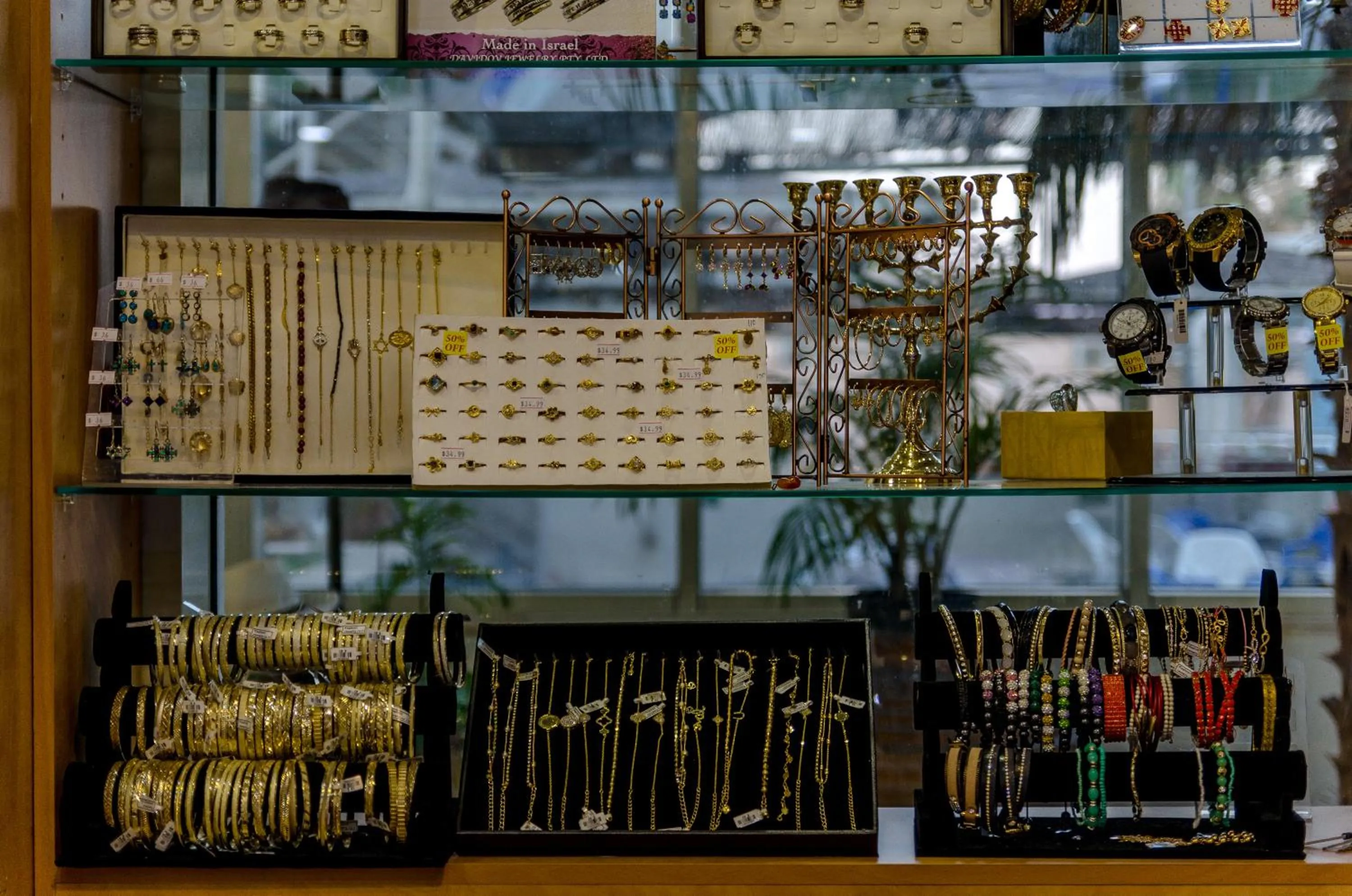 On-site shops in Royal Plaza Hotel