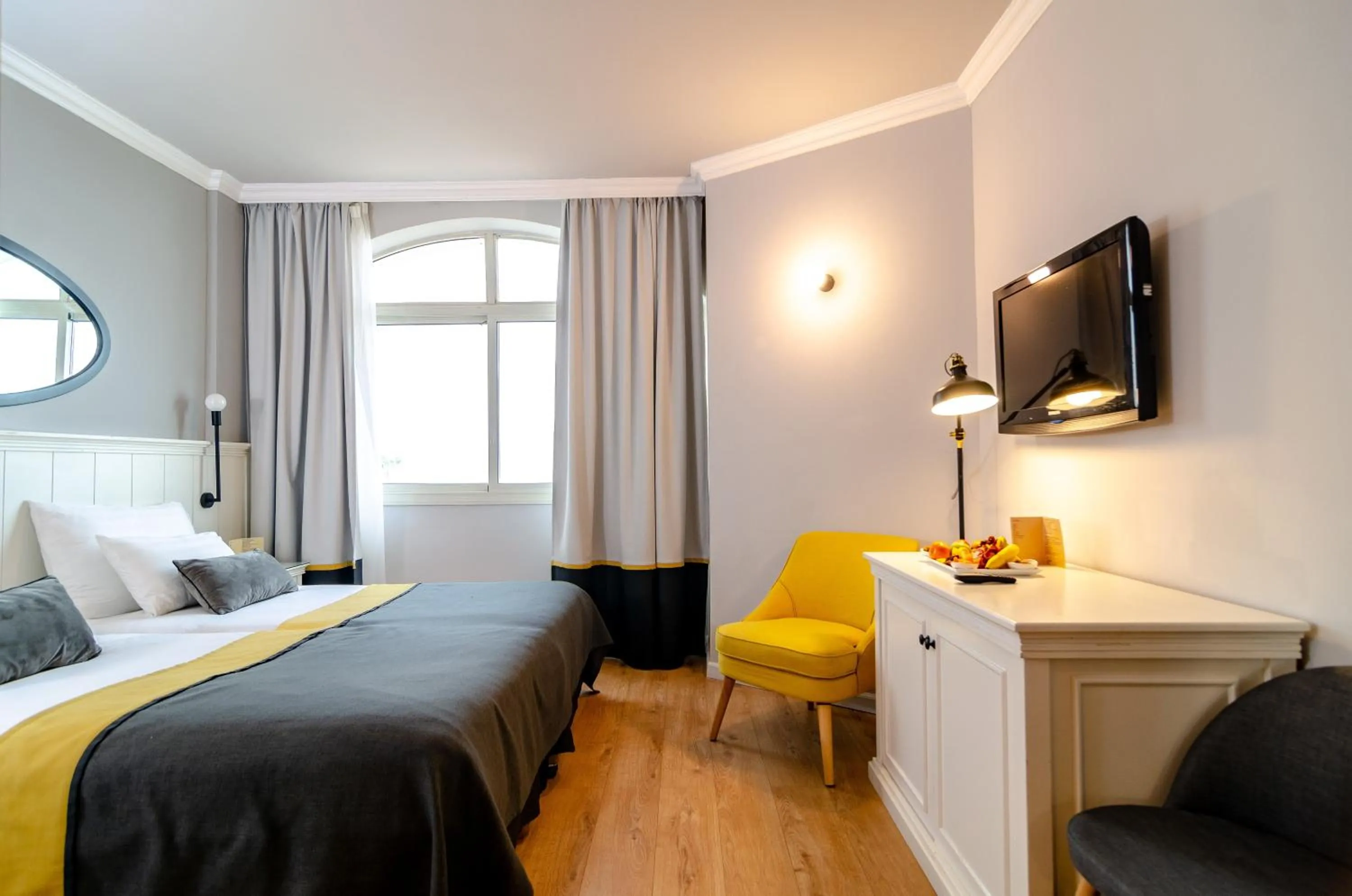 Bed in Royal Plaza Hotel