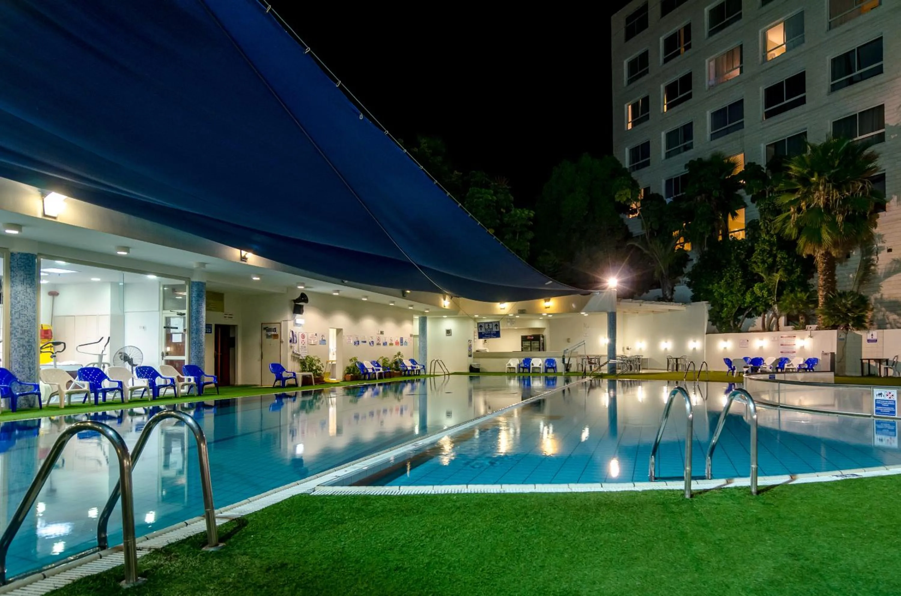 Swimming pool in Royal Plaza Hotel