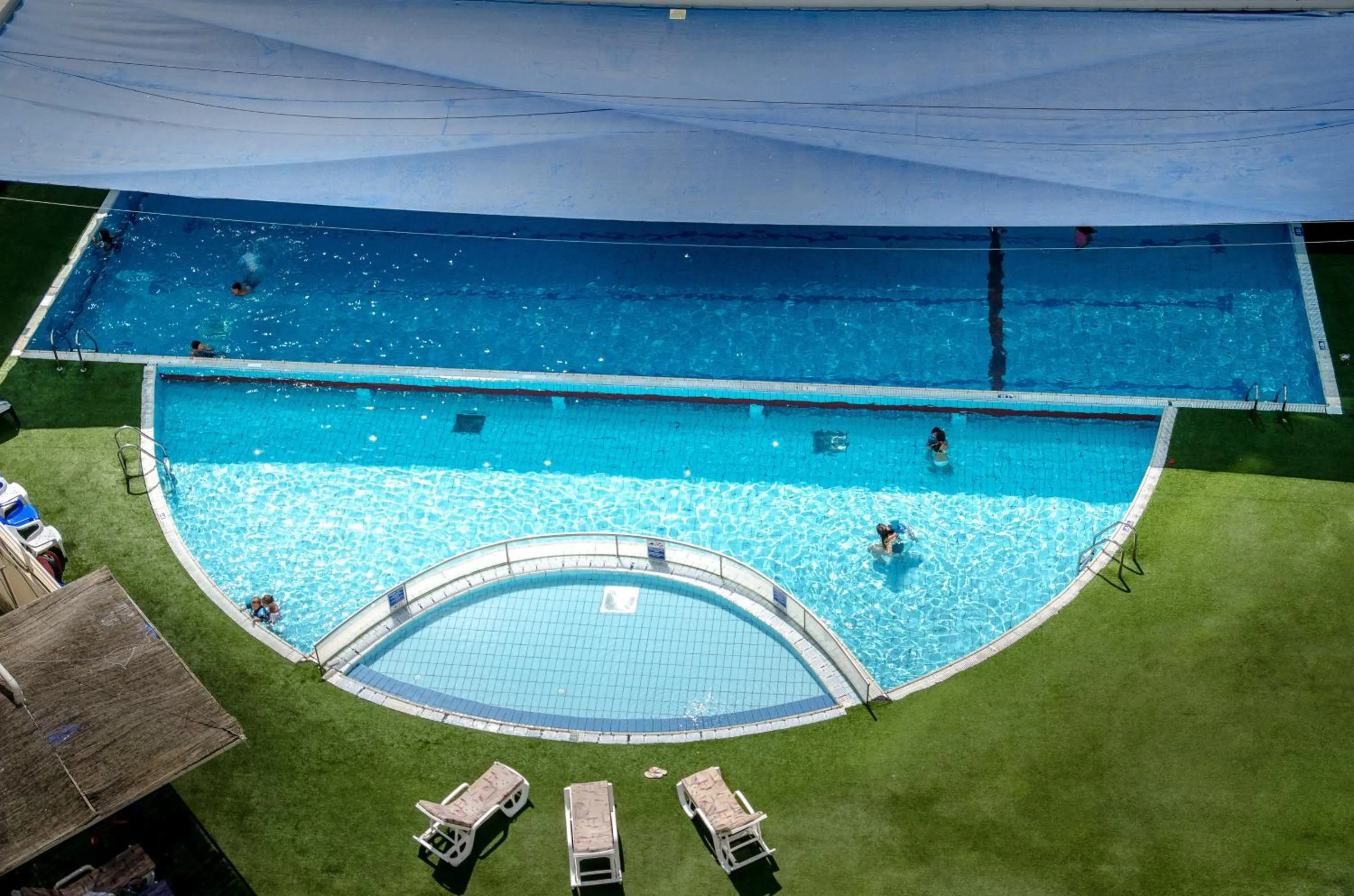 Swimming pool in Royal Plaza Hotel