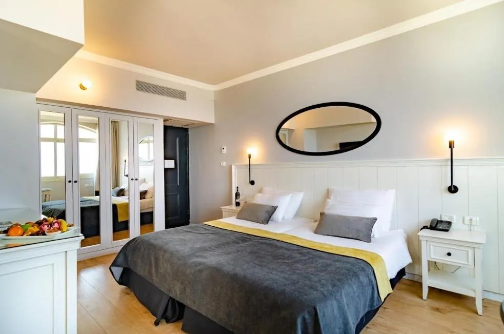 Bed in Royal Plaza Hotel