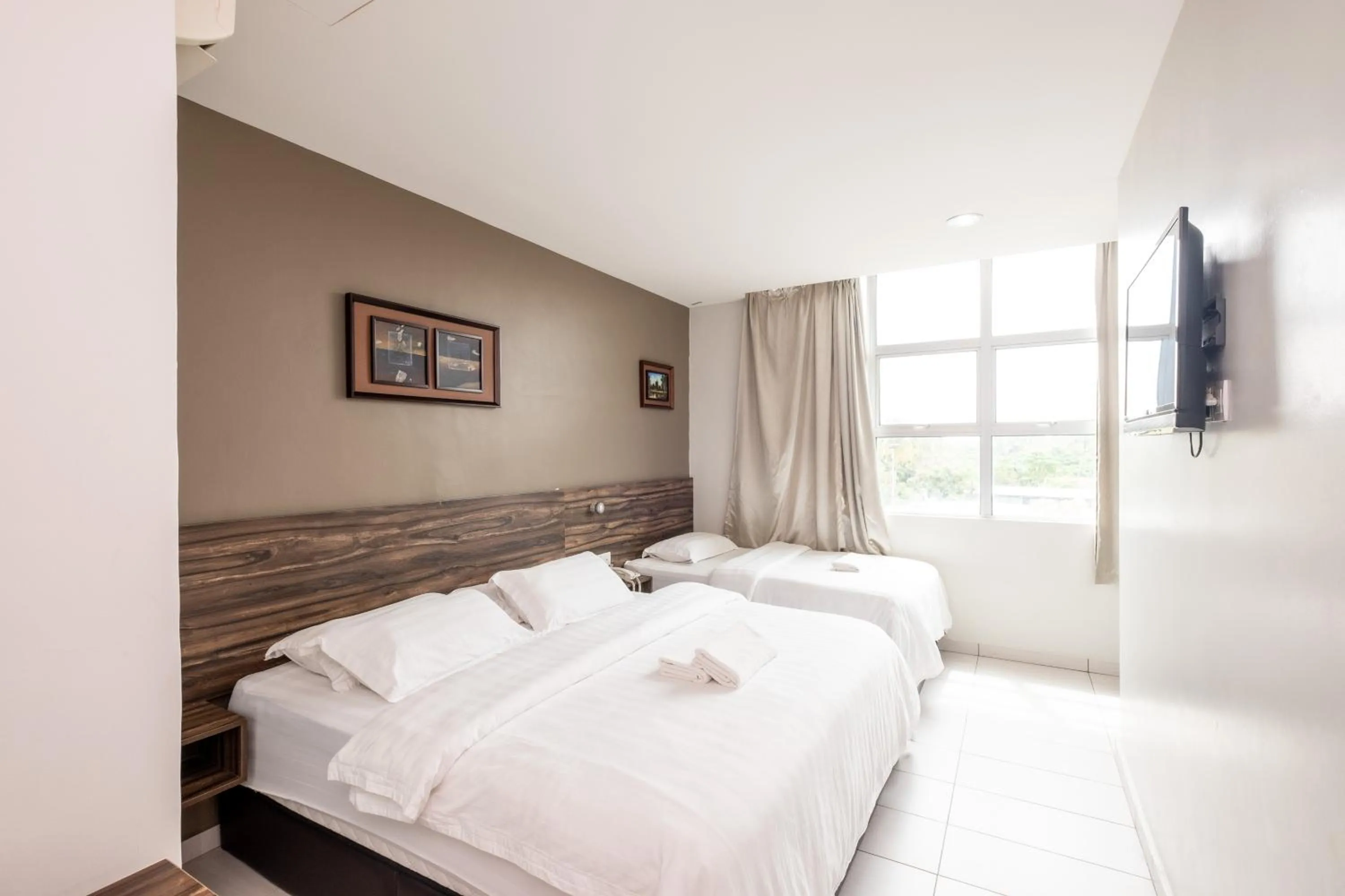 Bed in BG Business Hotel