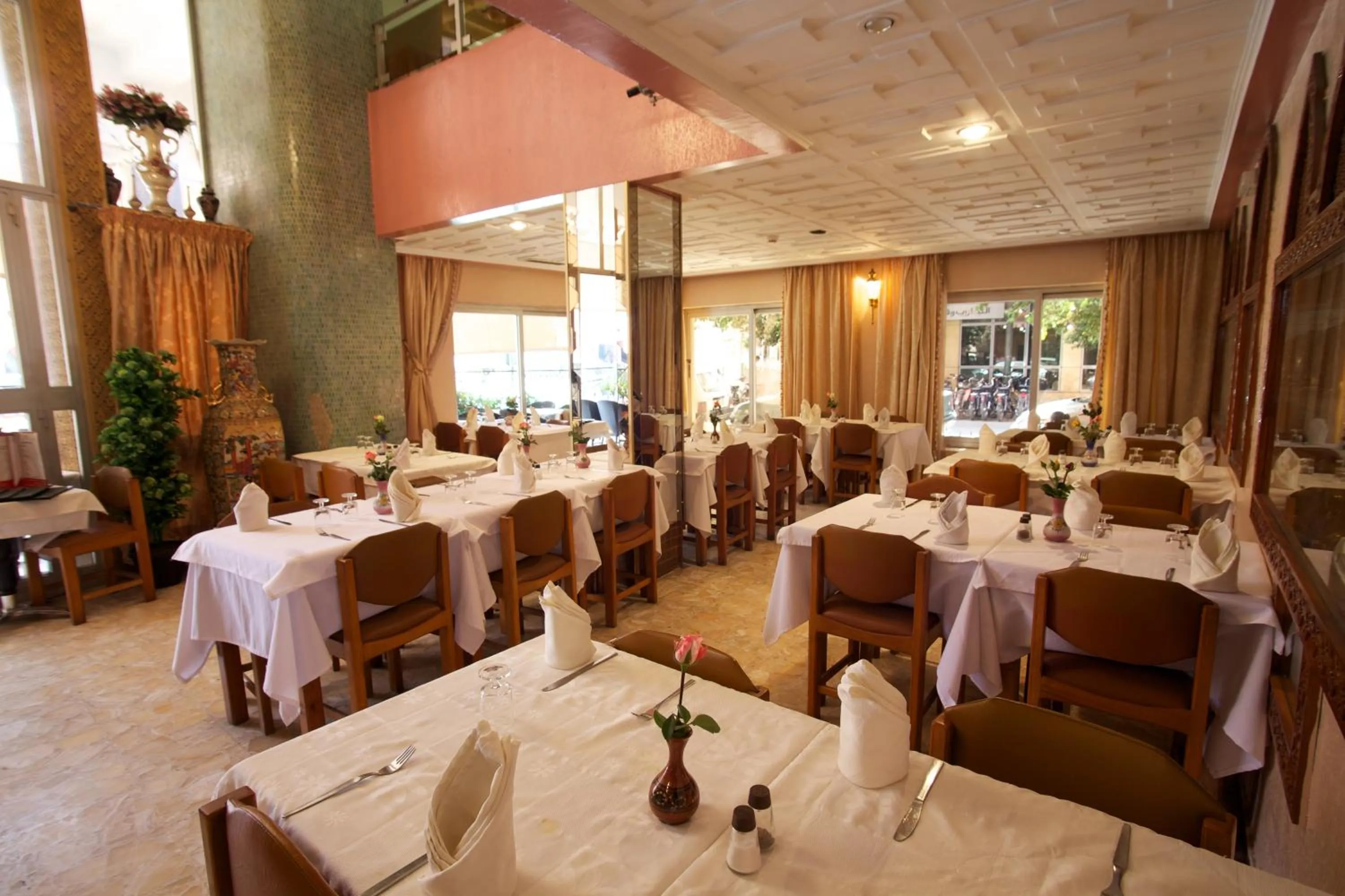 Restaurant/places to eat in Hotel Tachfine