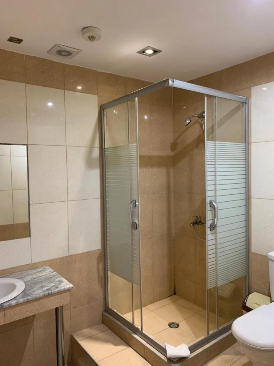 Bathroom in Hotel Alysa Korce