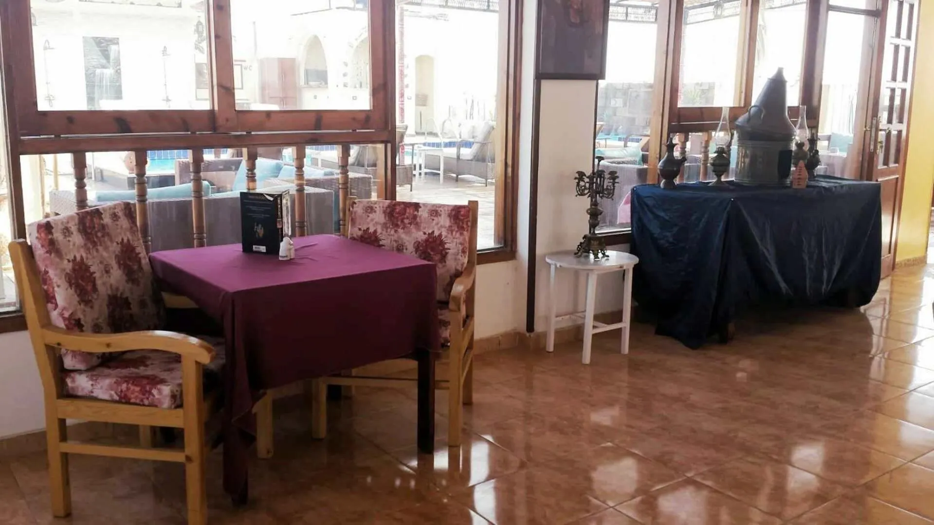 Restaurant/places to eat in Thebes Hotel