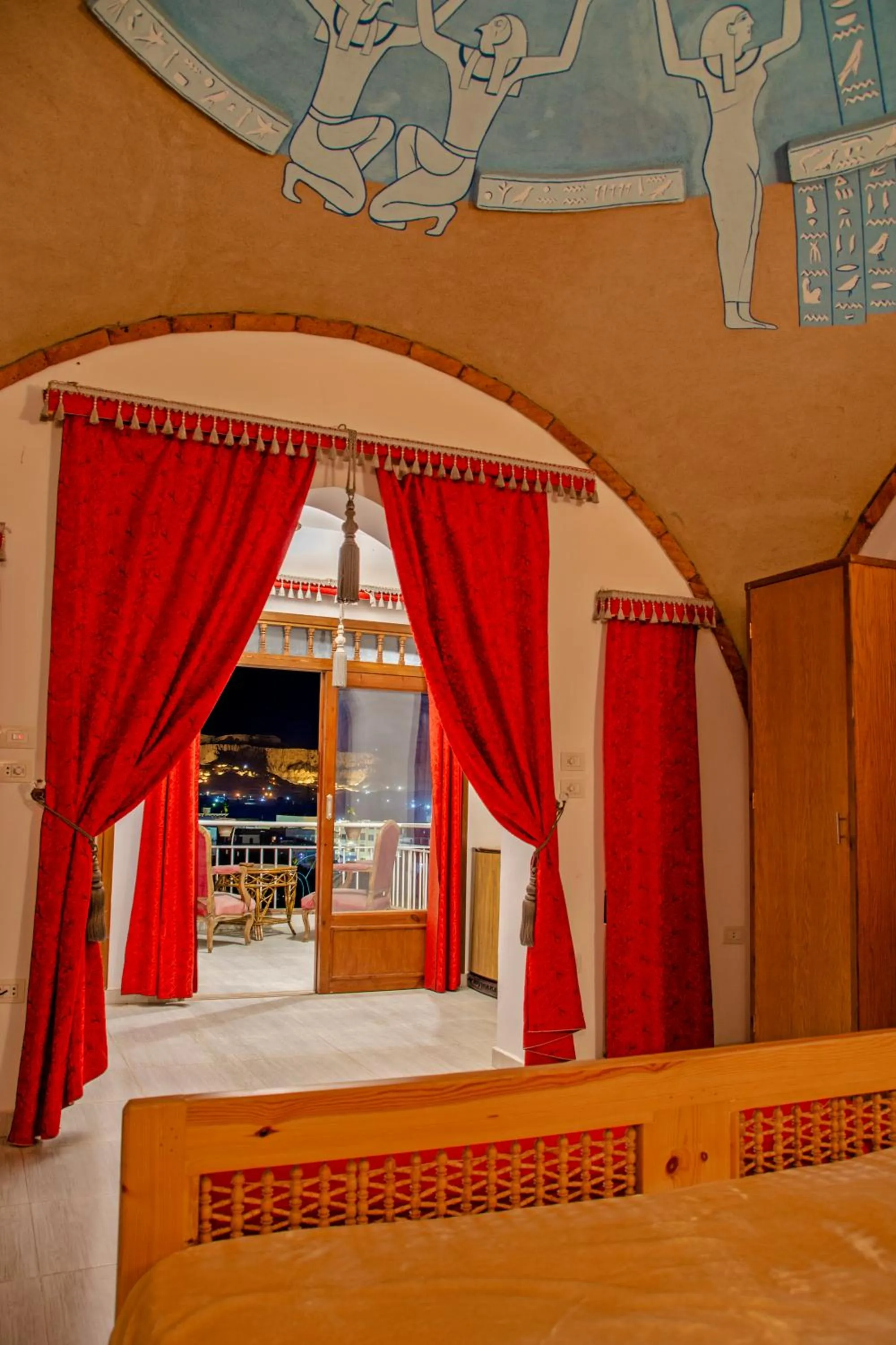 Landmark view, Bed in Thebes Hotel