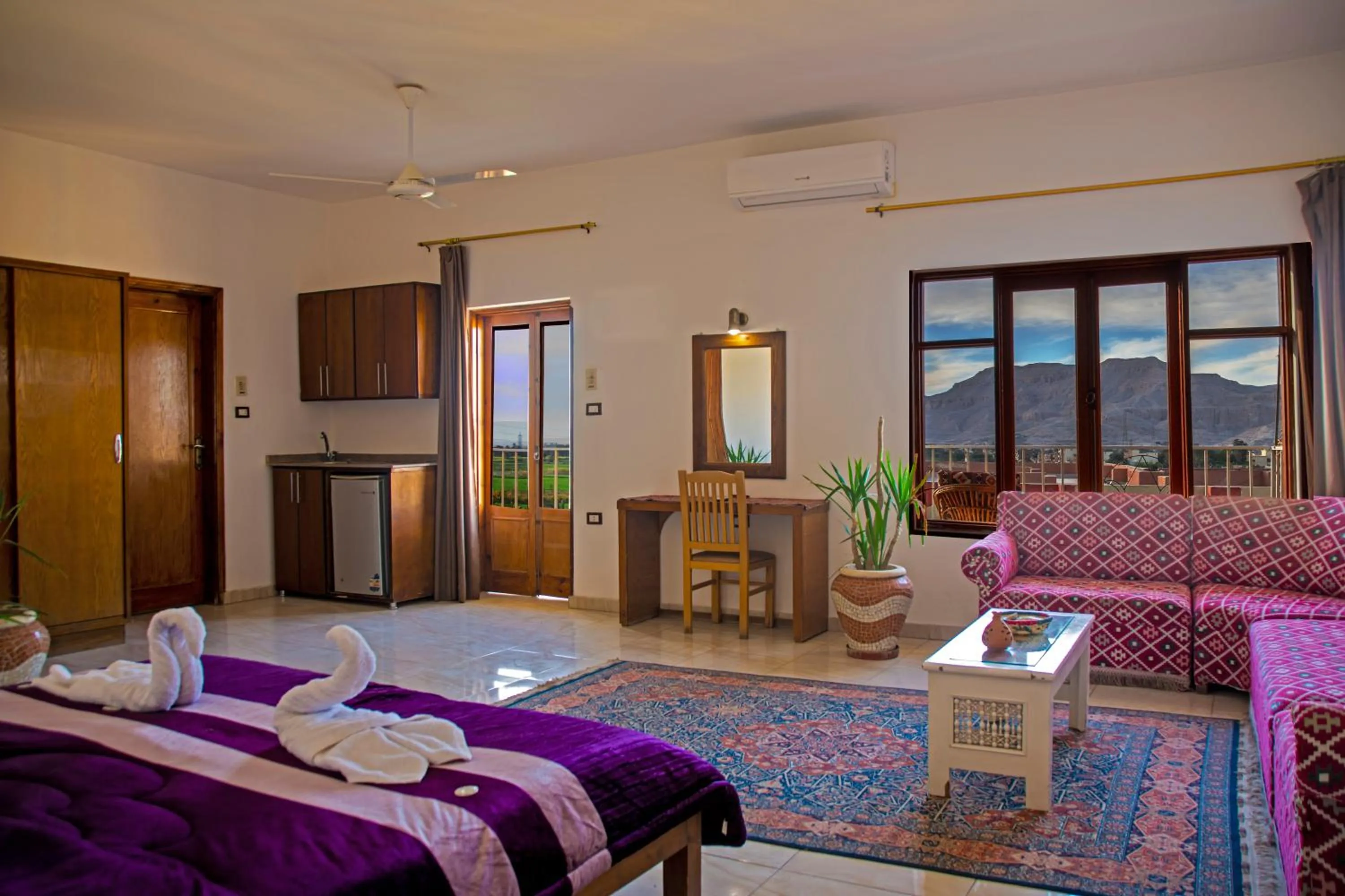 Landmark view, Bed in Thebes Hotel