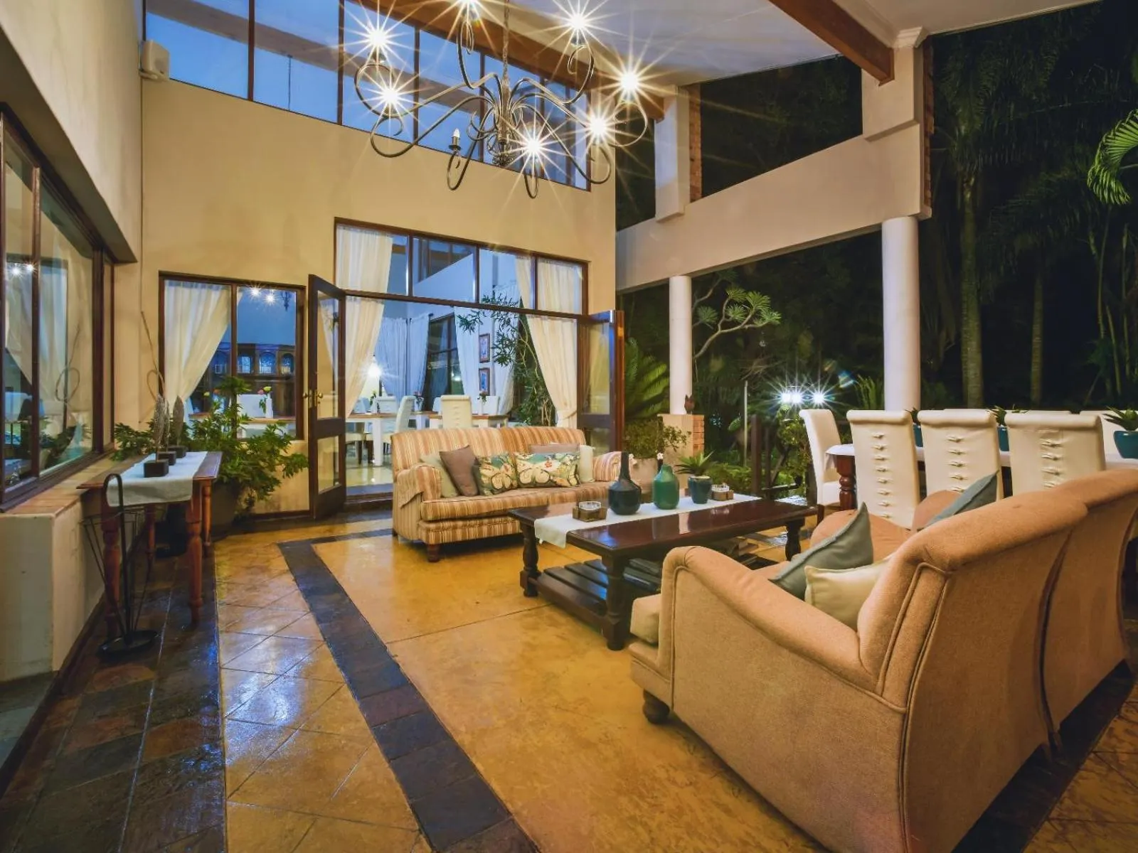 Communal lounge/ TV room in Stille Woning Guesthouse