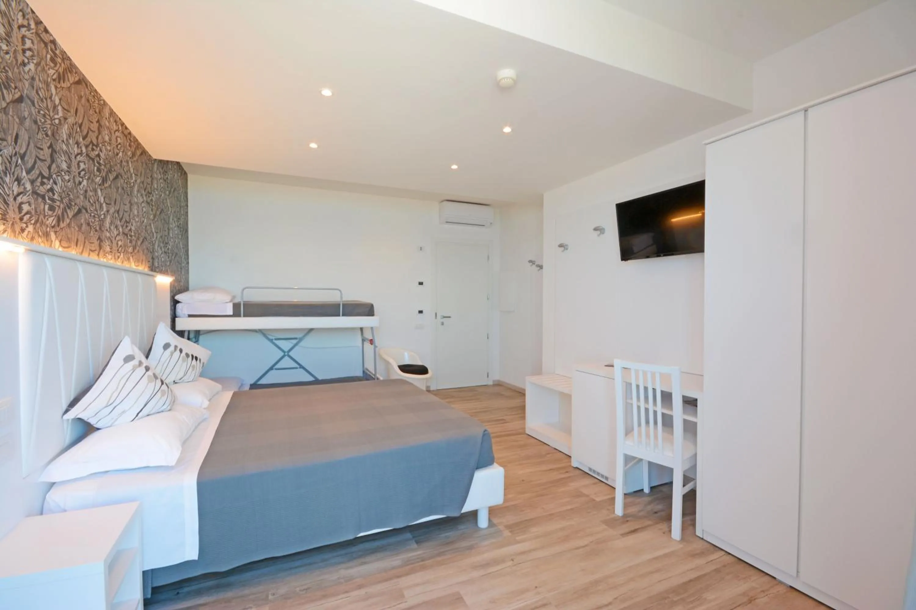 Bed, Bunk Bed in Hotel Kent