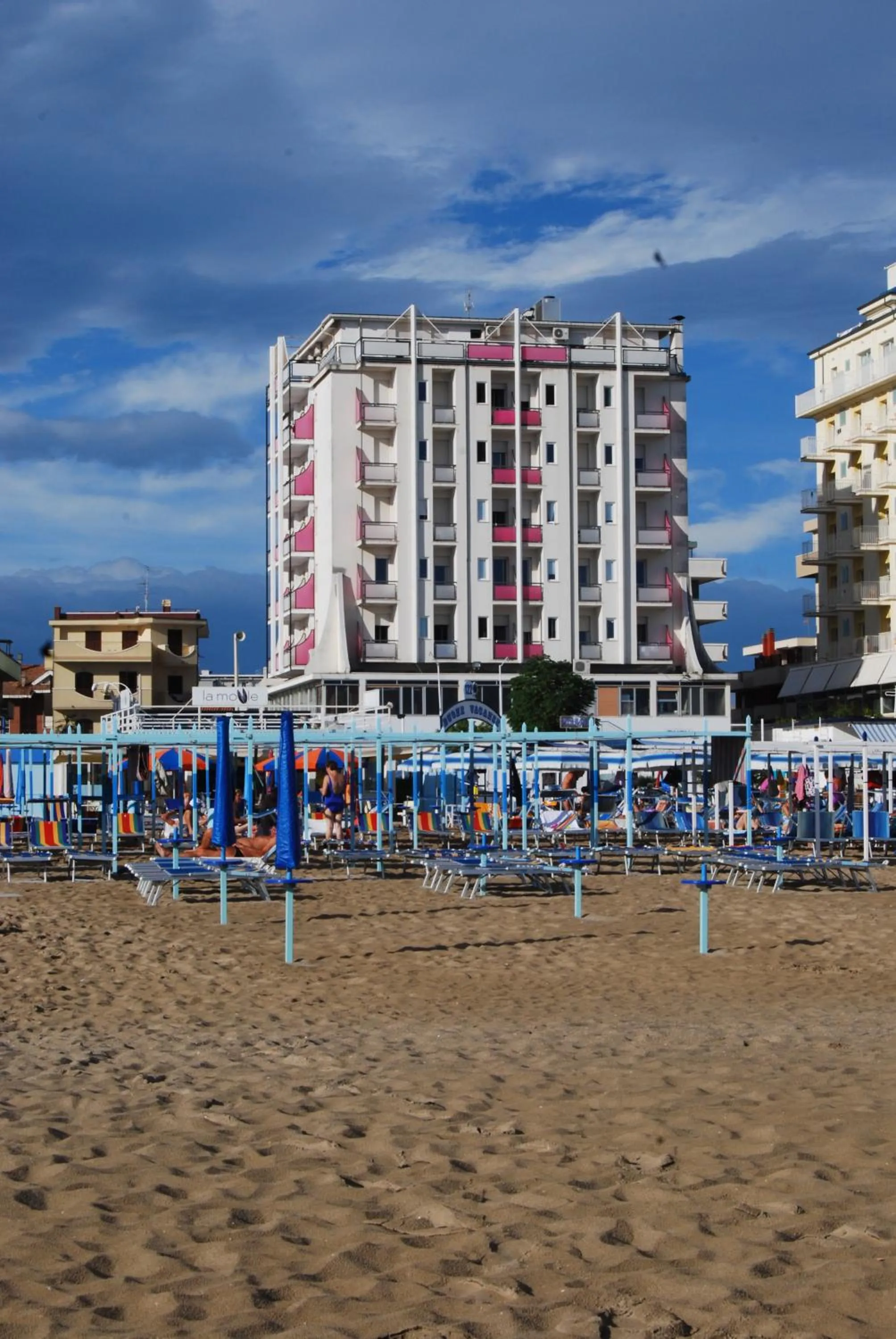 Facade/entrance, Beach in Hotel Kent