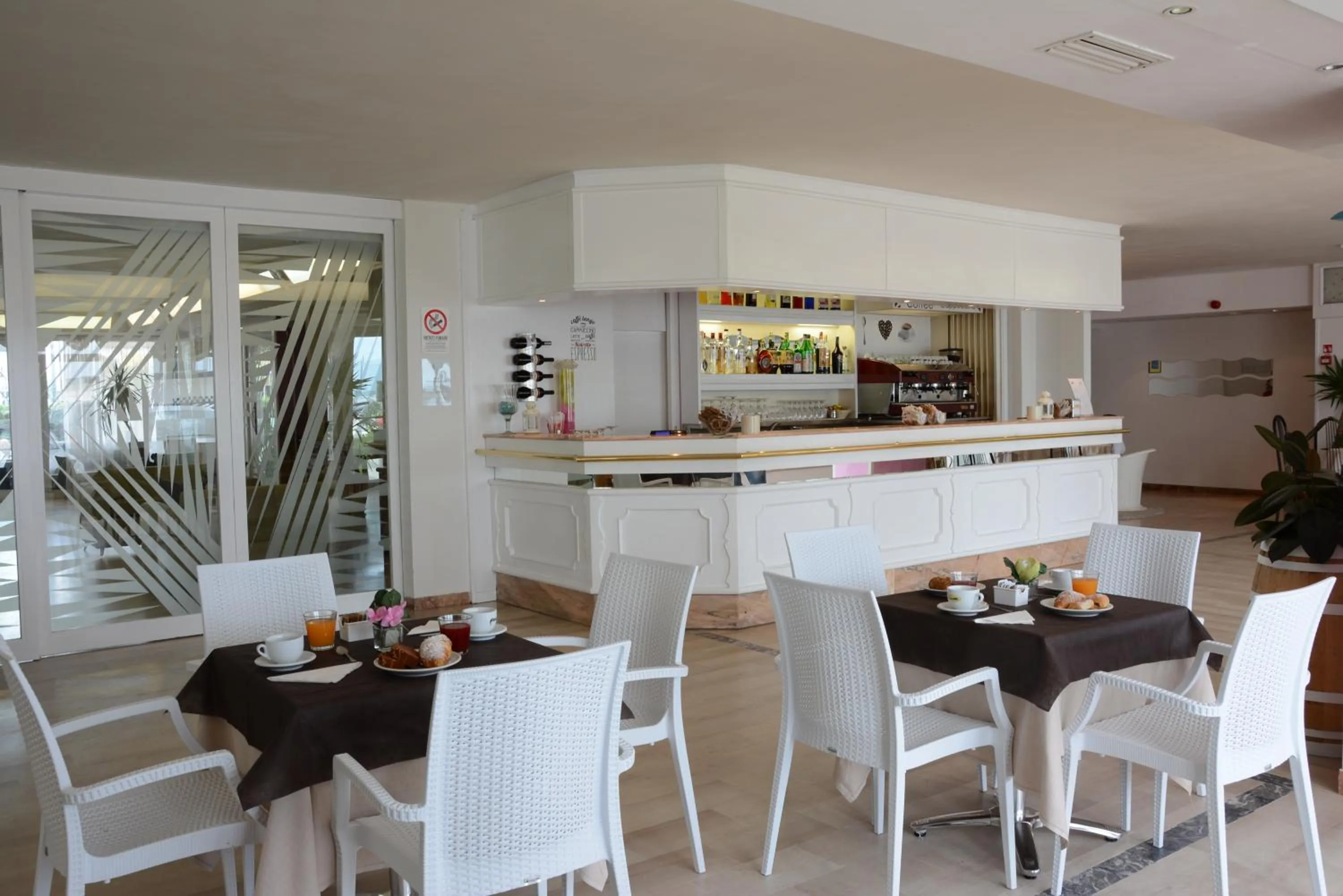 Restaurant/Places to Eat in Hotel Kent