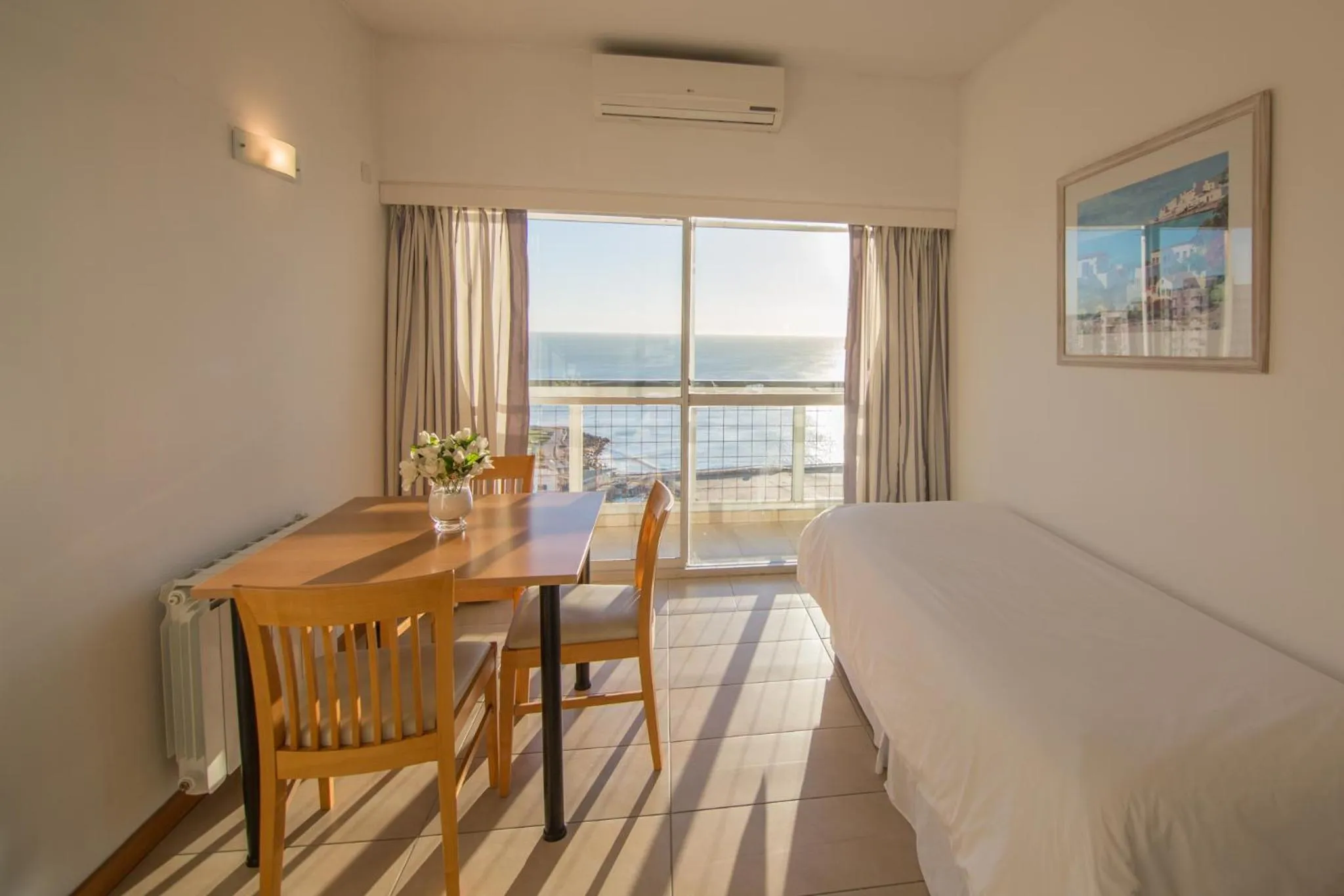 Sea view, Bed in Bristol Apart Hotel