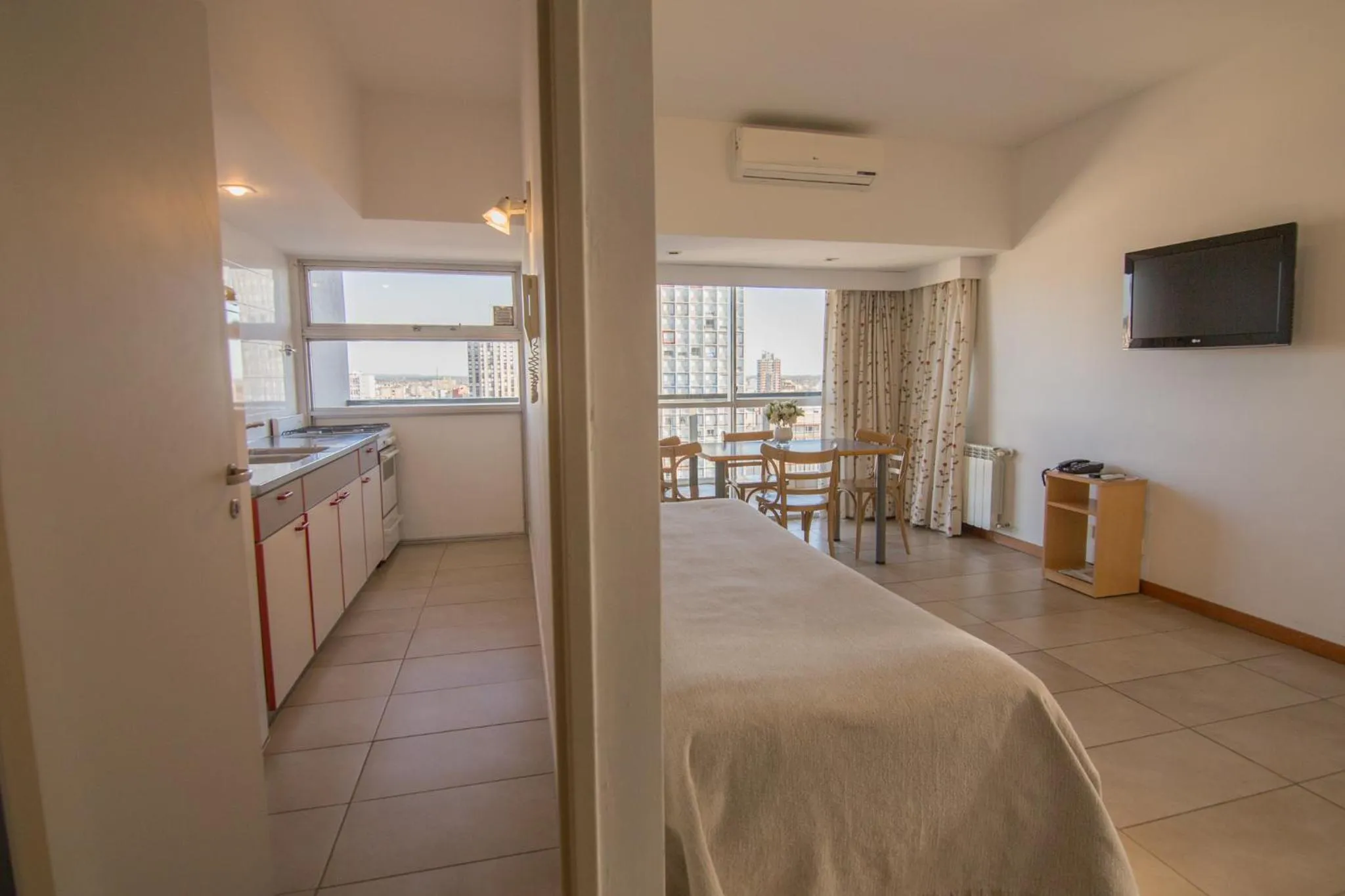 Dining area, Bed in Bristol Apart Hotel