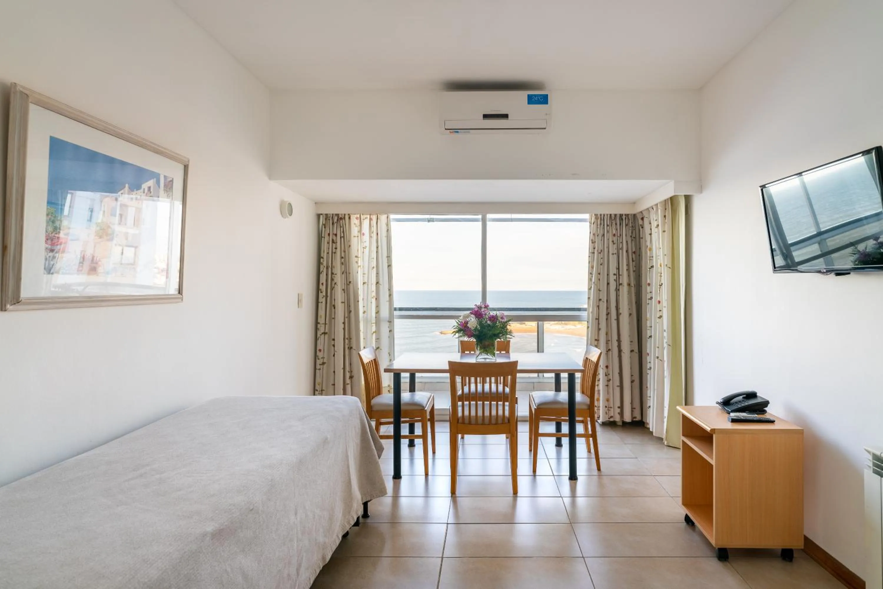 Photo of the whole room, Bed in Bristol Apart Hotel