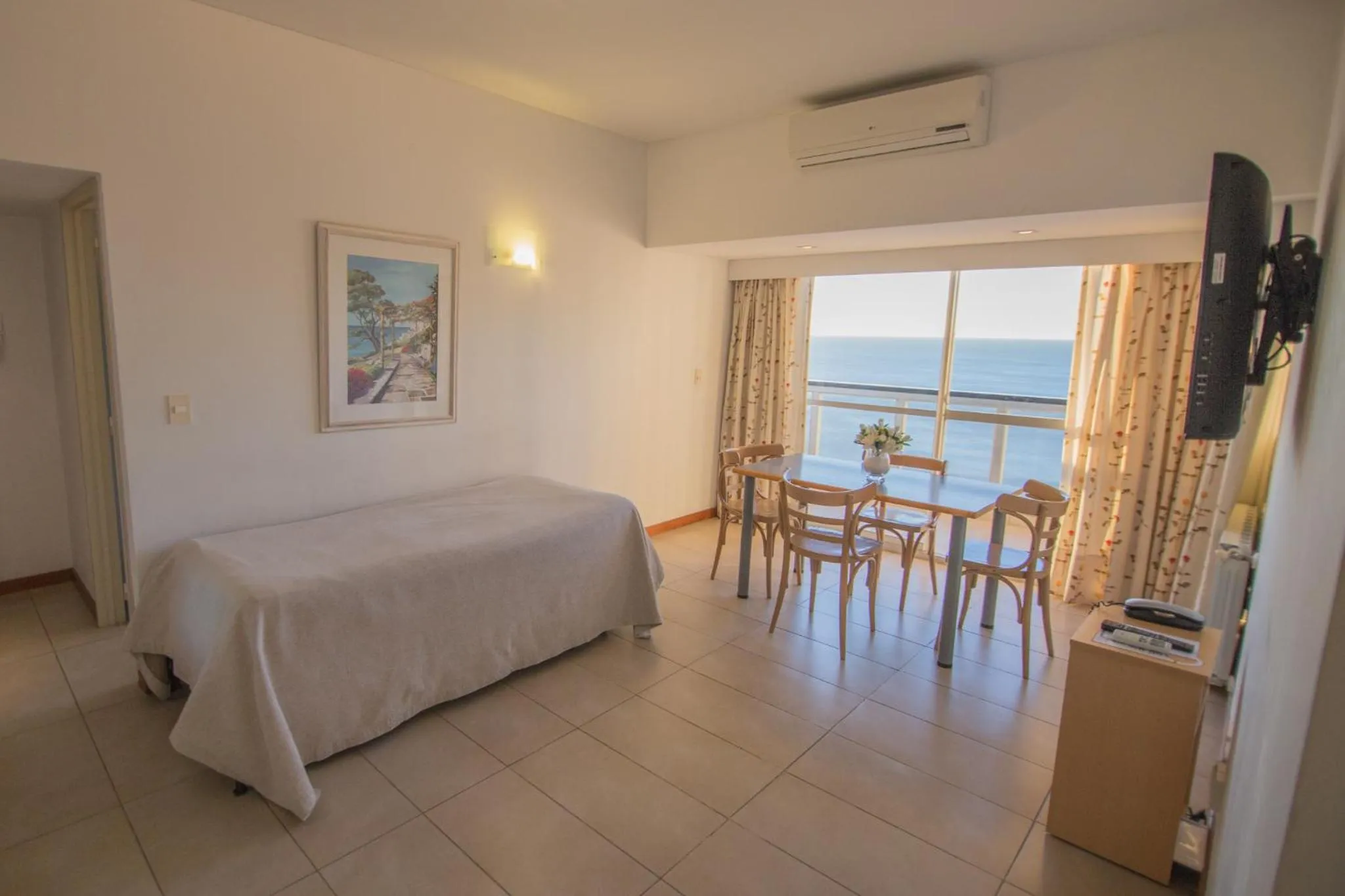 Sea view, Bed in Bristol Apart Hotel