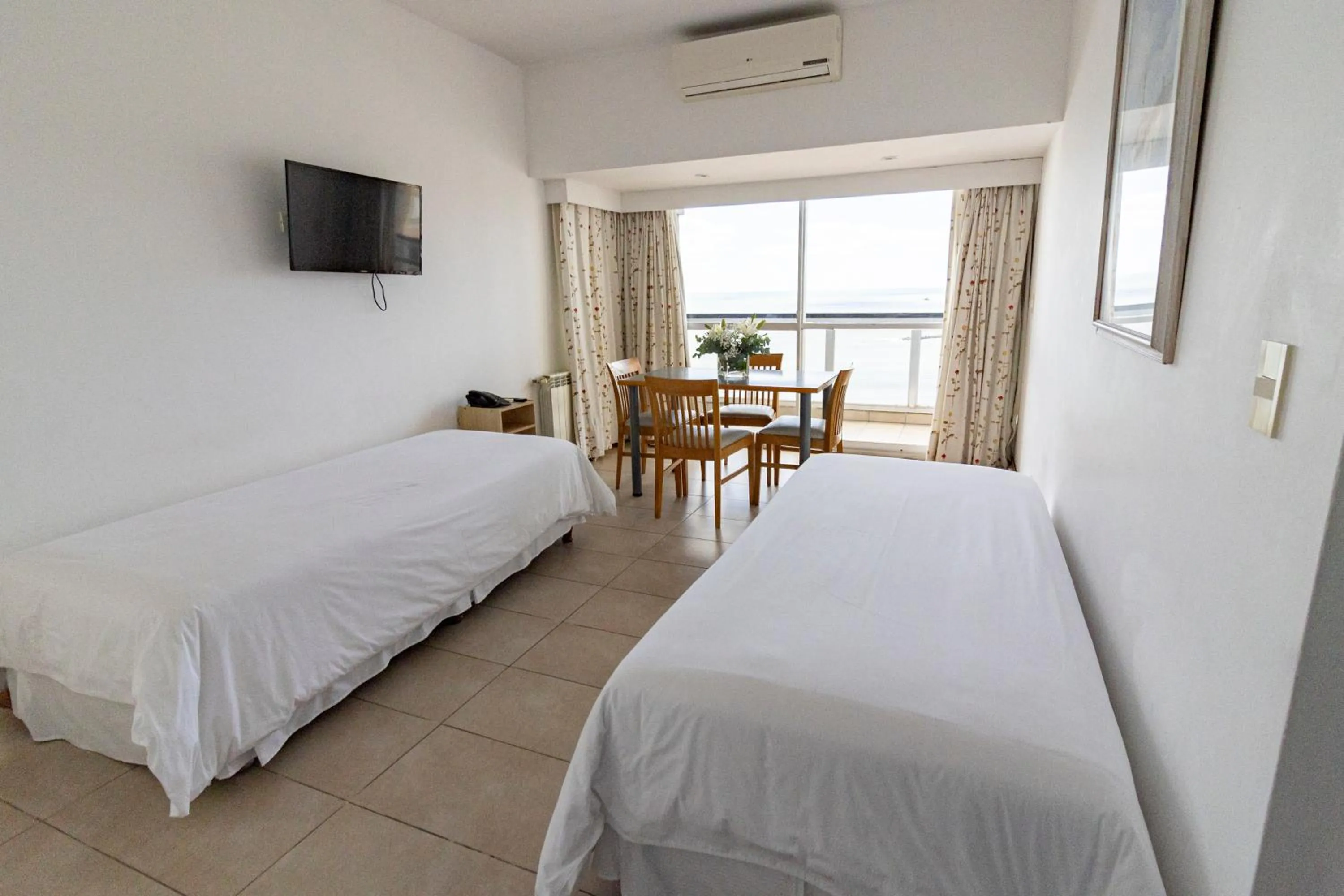 Bed in Bristol Apart Hotel