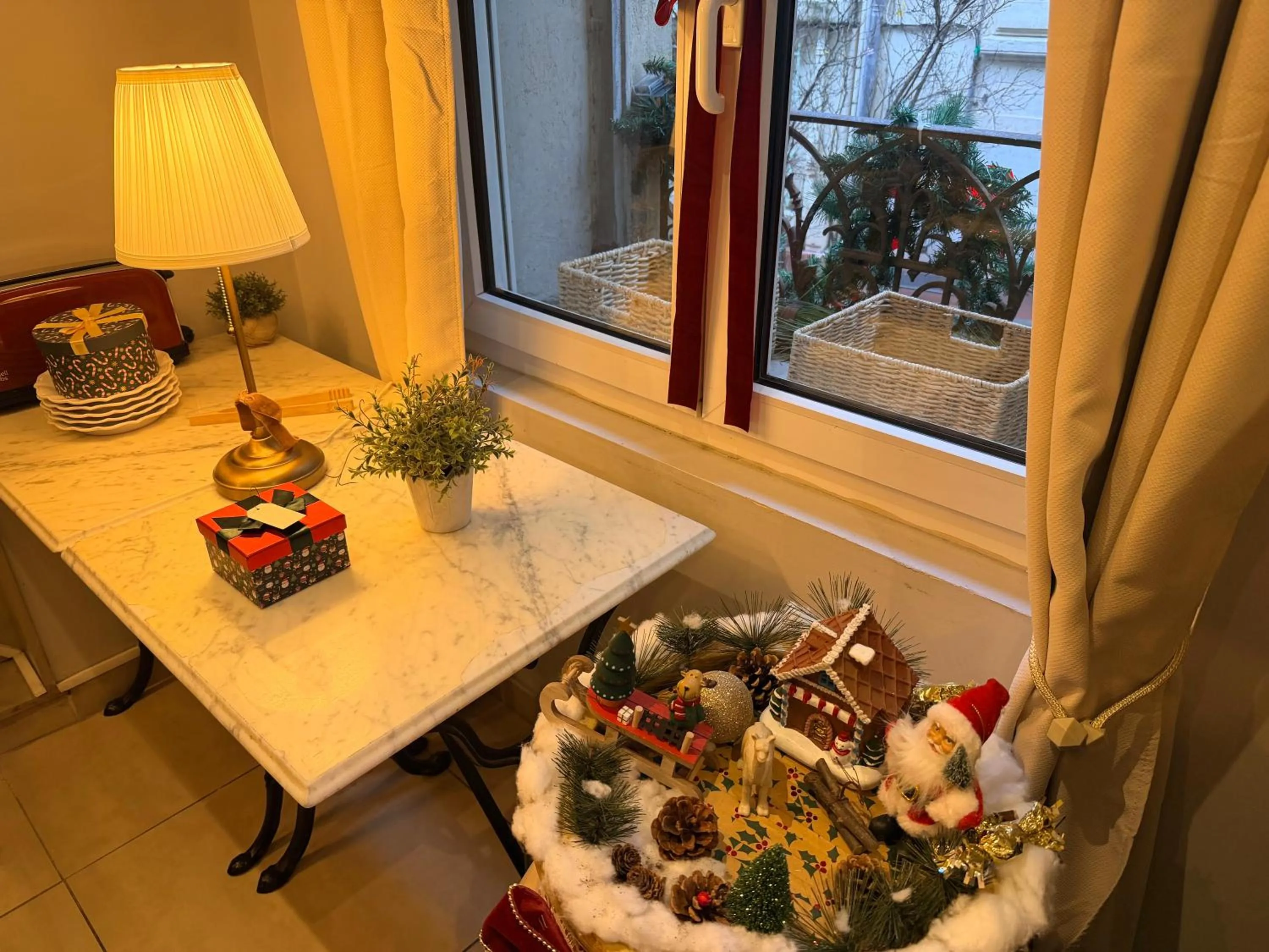 Lunch in Hotel de La Comédie - Place De La Comédie-indépendant