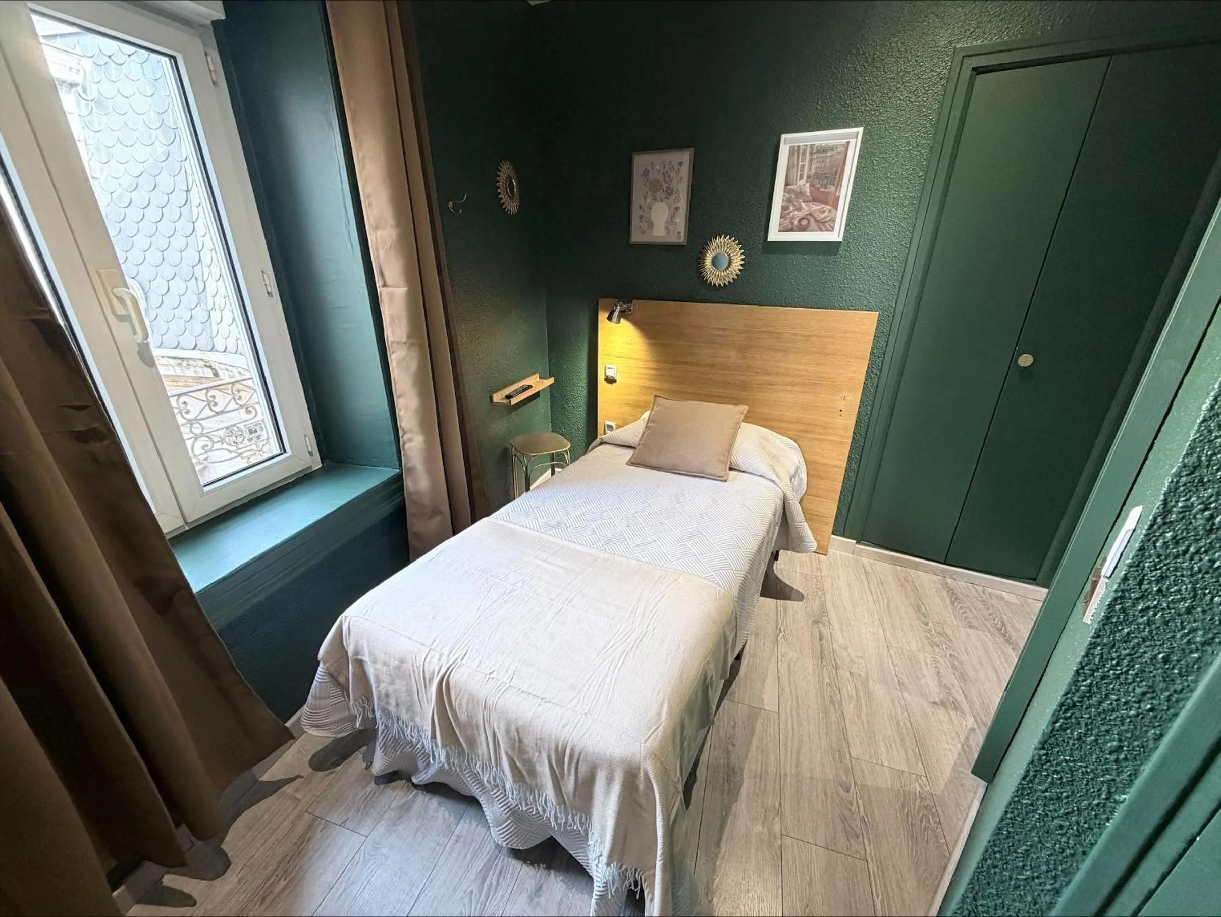 Photo of the whole room, Bed in Hotel de La Comédie - Place De La Comédie