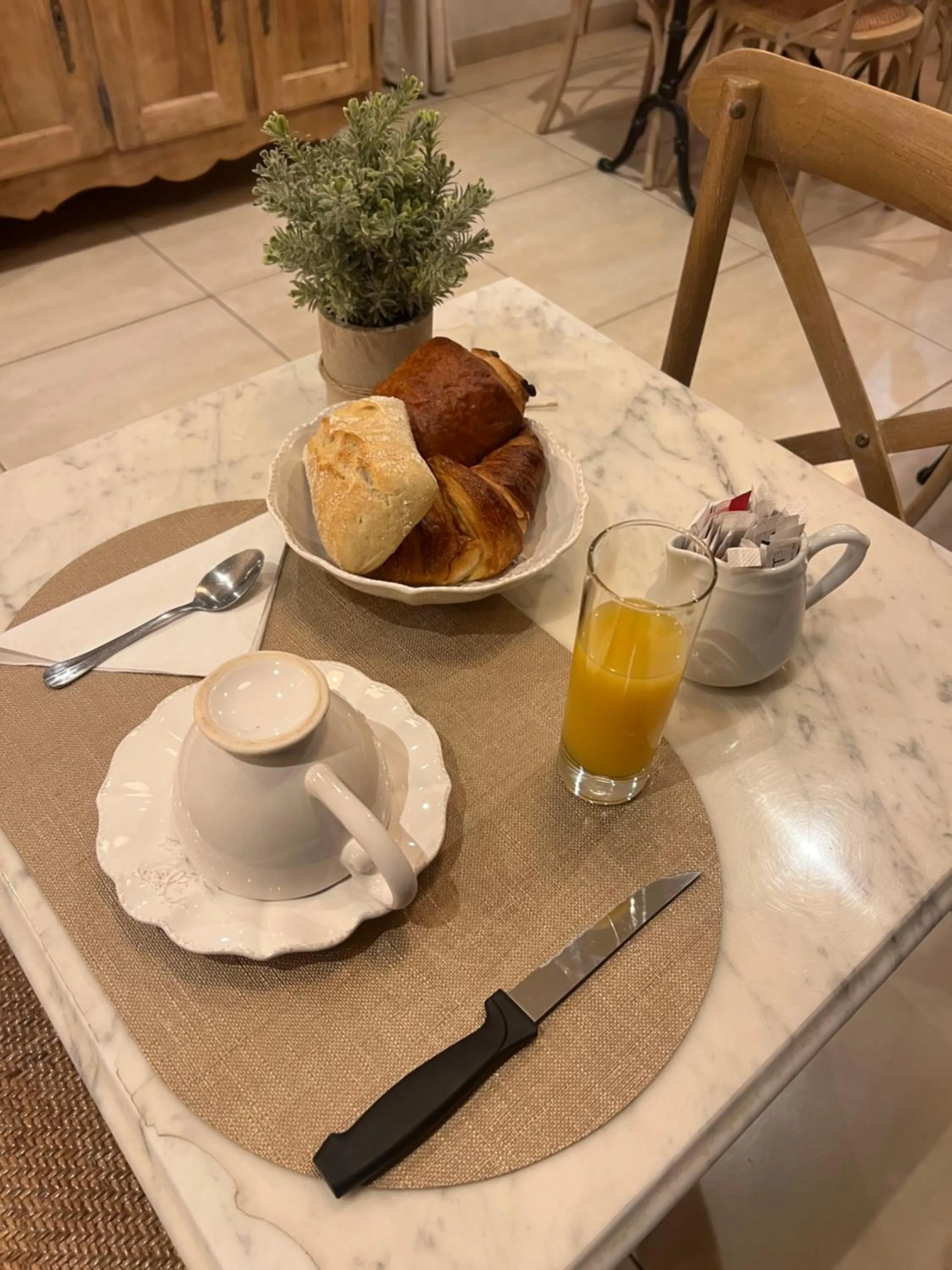 Breakfast in Hotel de La Comédie - Place De La Comédie-indépendant