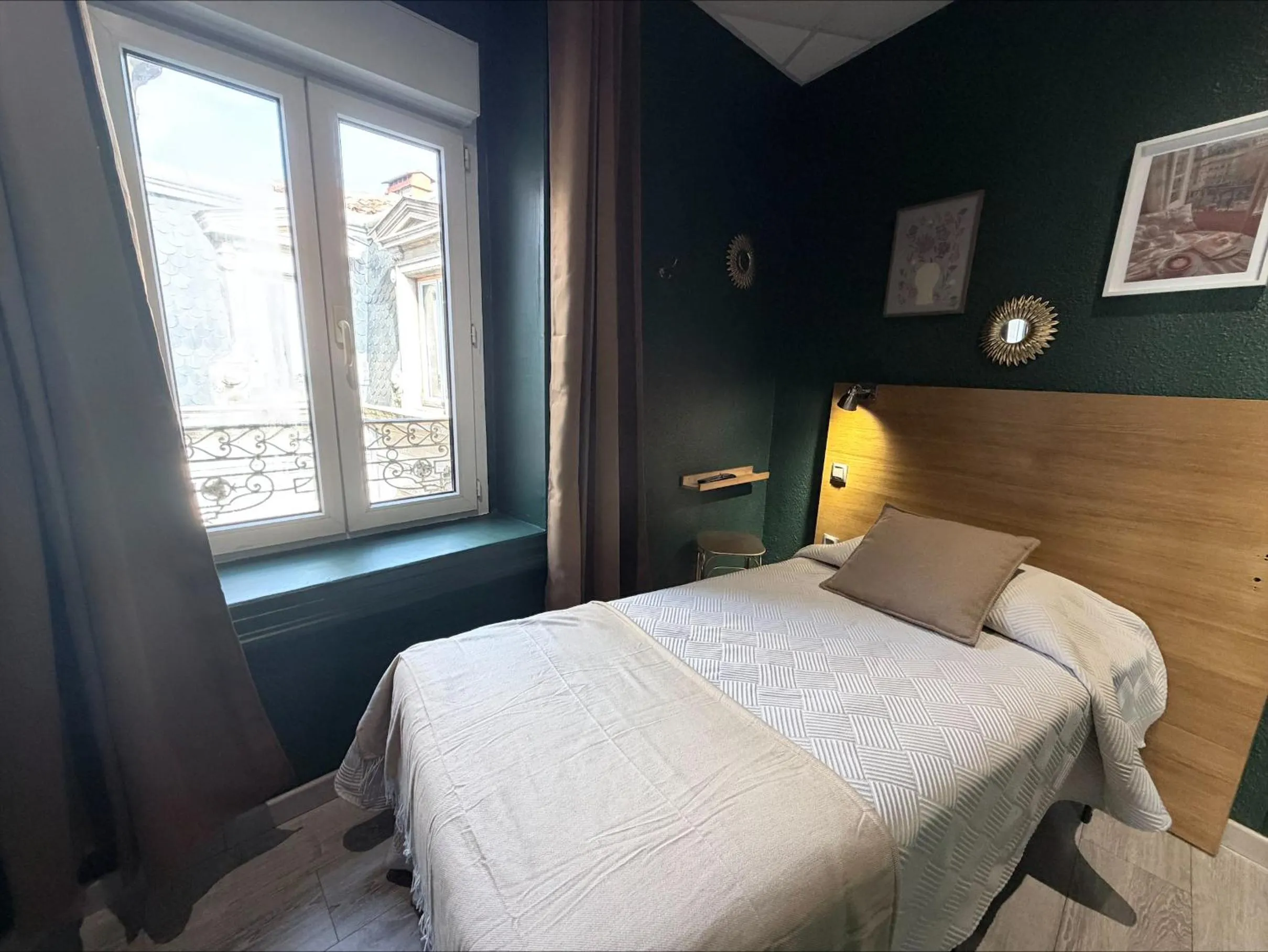 Photo of the whole room, Bed in Hotel de La Comédie - Place De La Comédie