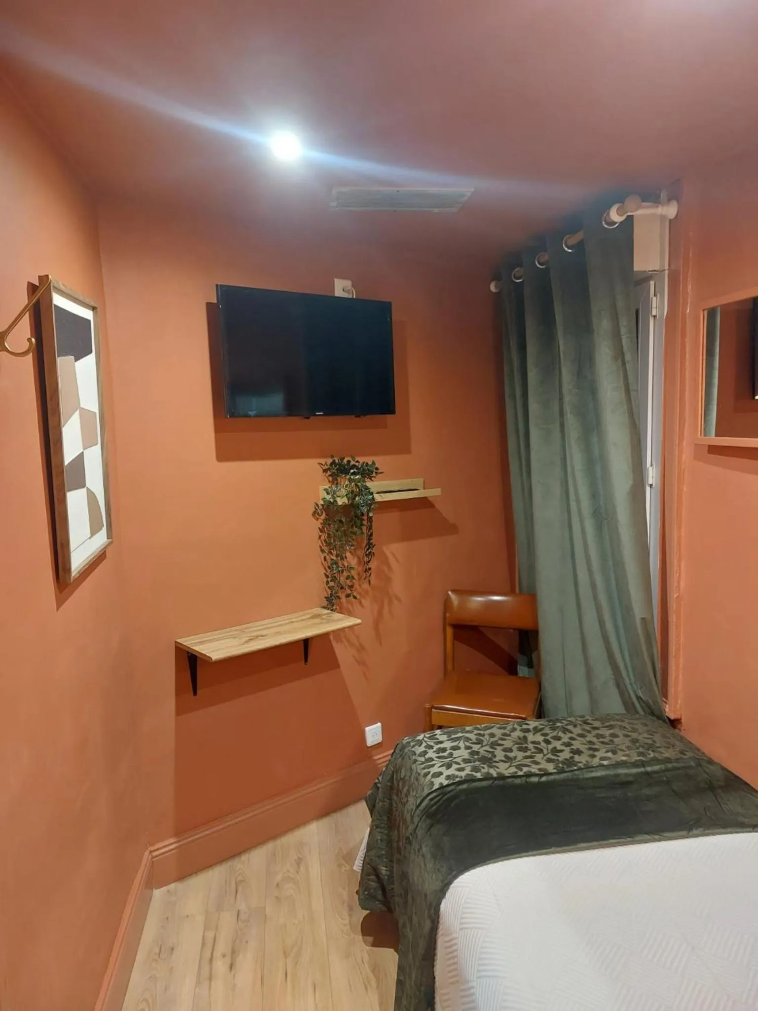 Bed in Hotel de La Comédie - Place De La Comédie-indépendant