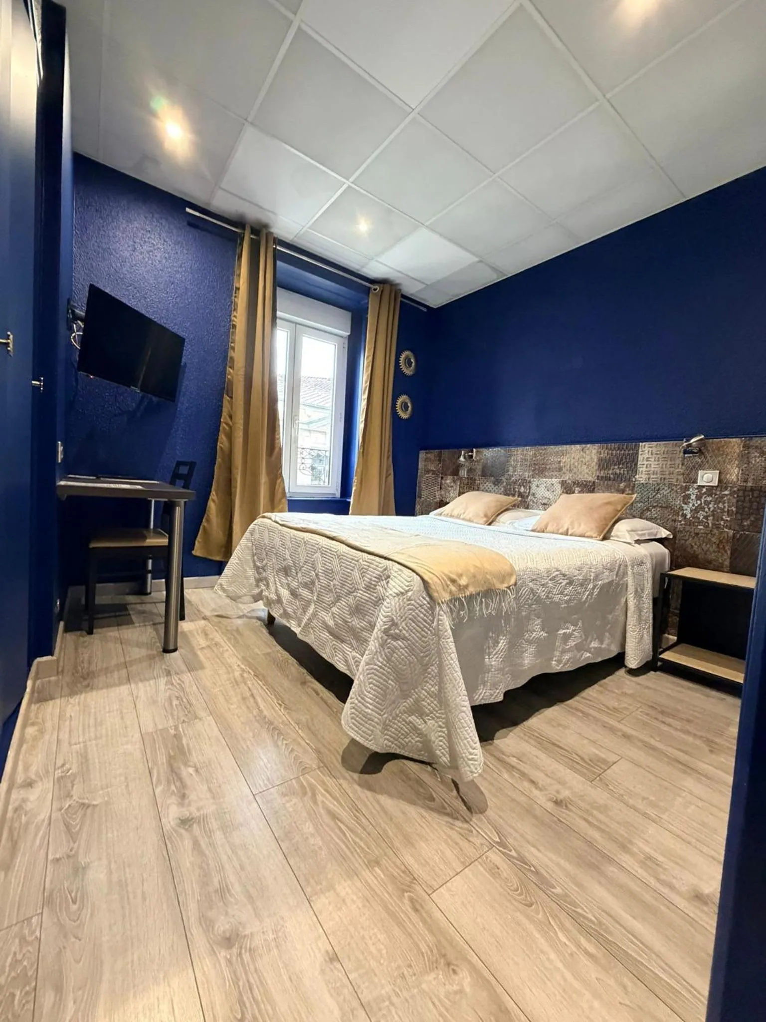 Bed in Hotel de La Comédie - Place De La Comédie