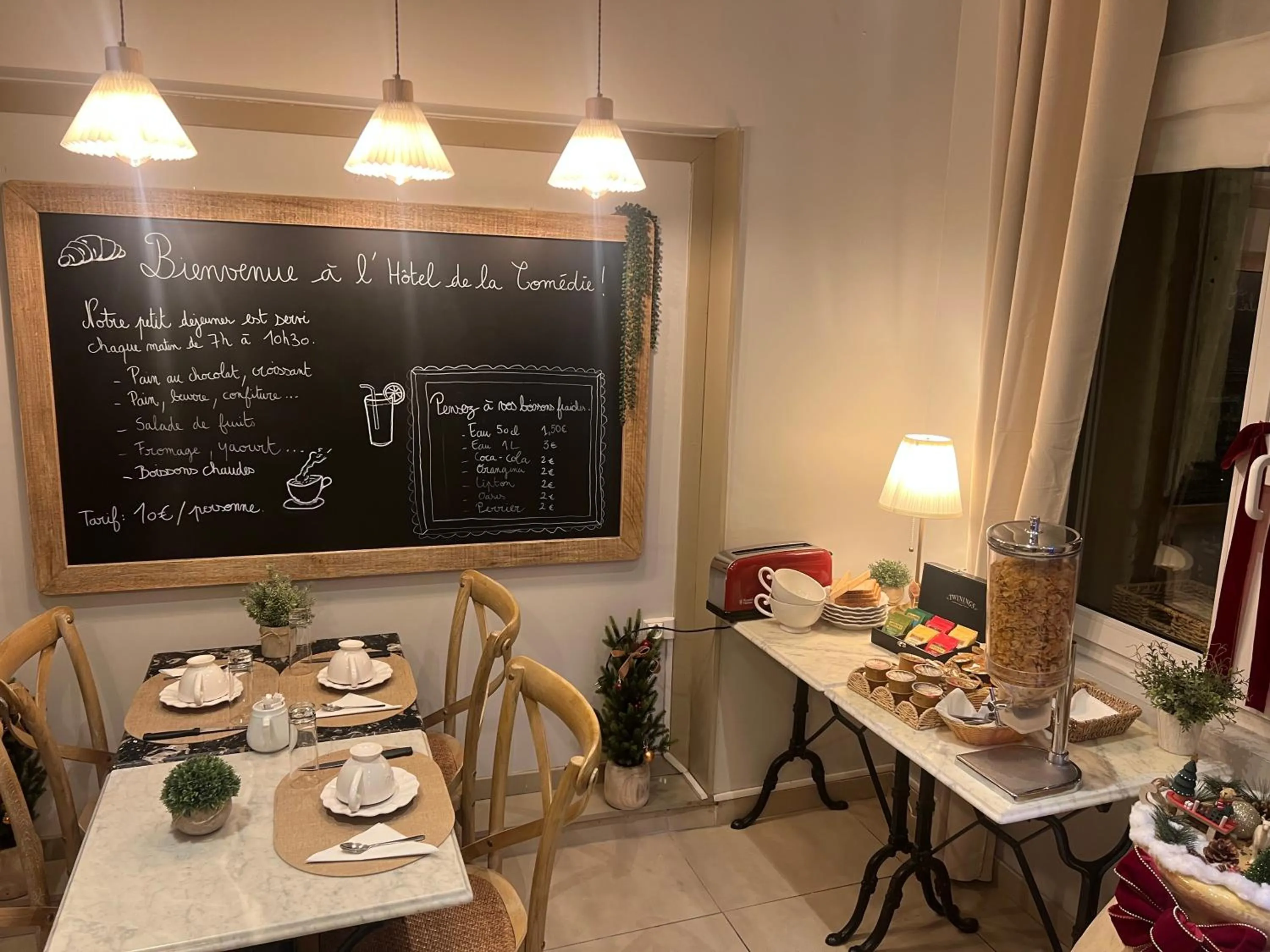 Breakfast in Hotel de La Comédie - Place De La Comédie-indépendant