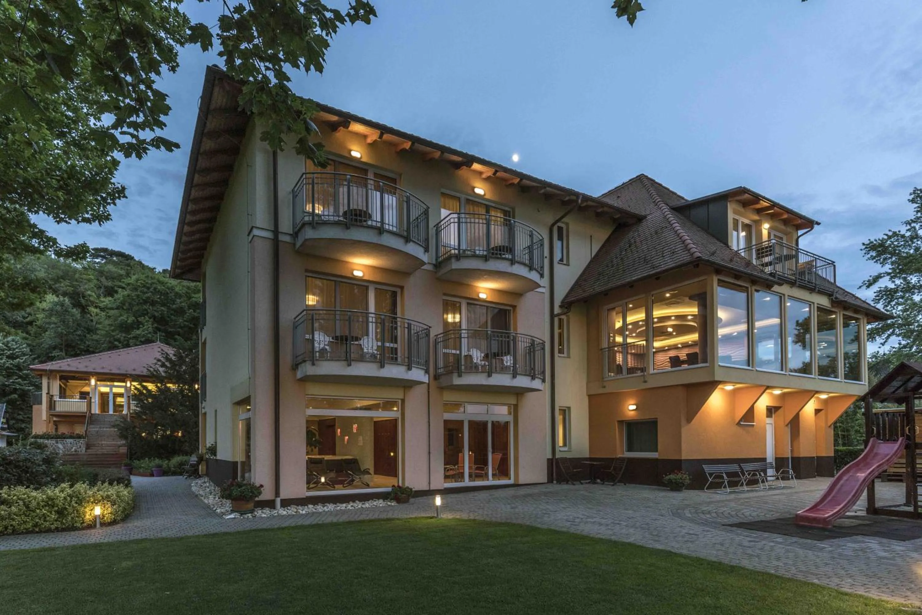 Property building in Tópart Hotel