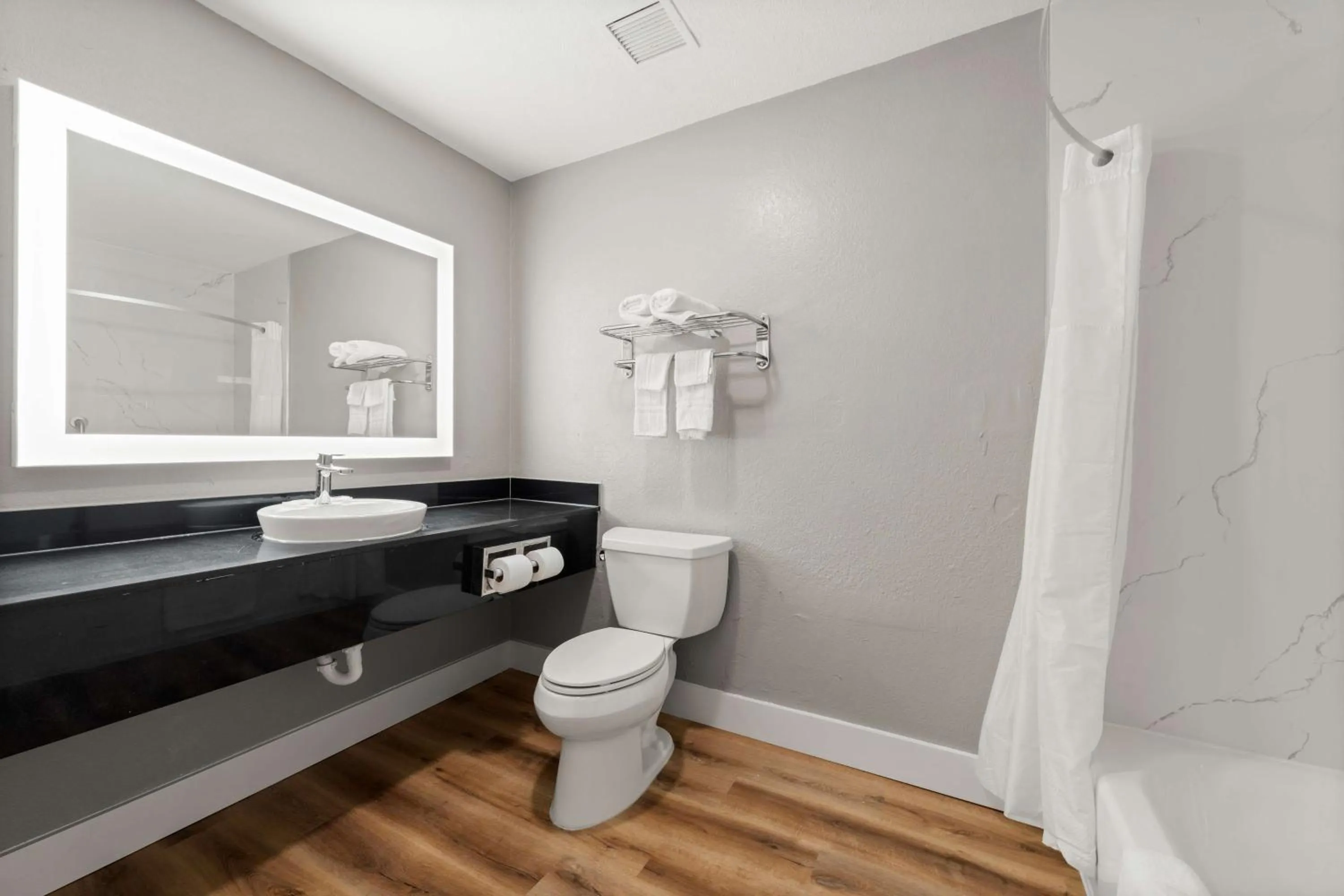 Bathroom in Motel 6-Rosenberg, TX