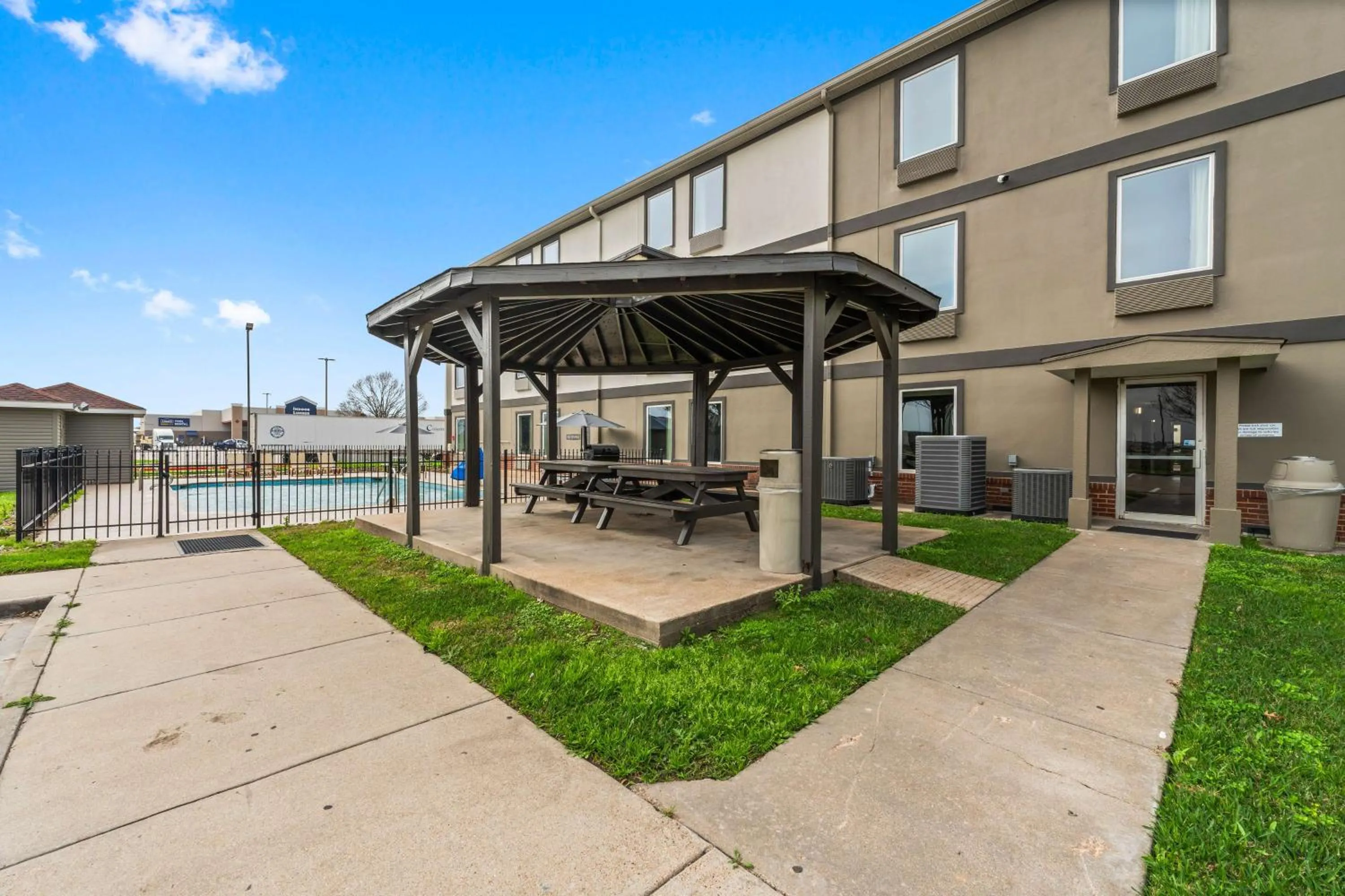 Property building in Motel 6-Rosenberg, TX