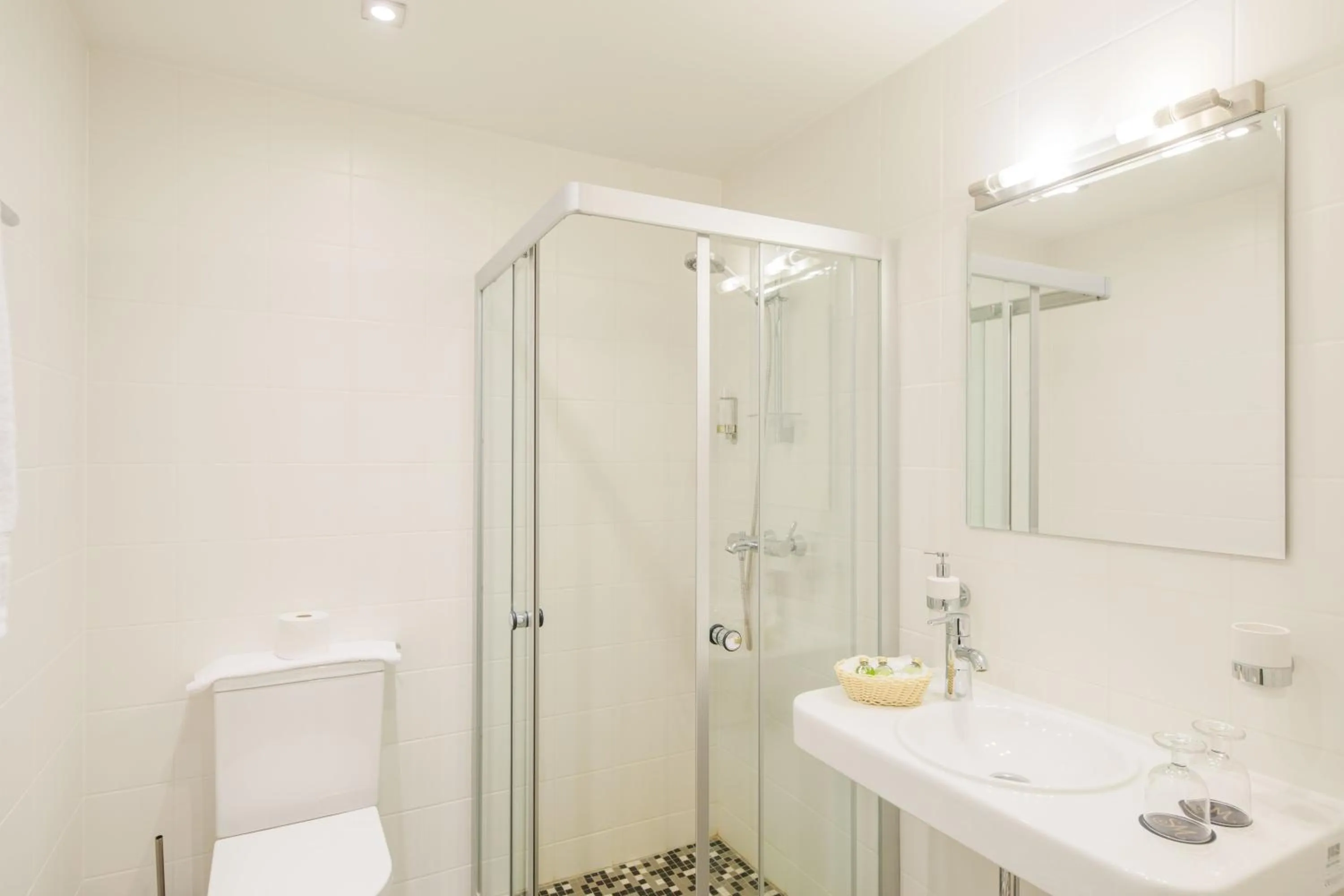 Shower in Saka Manor