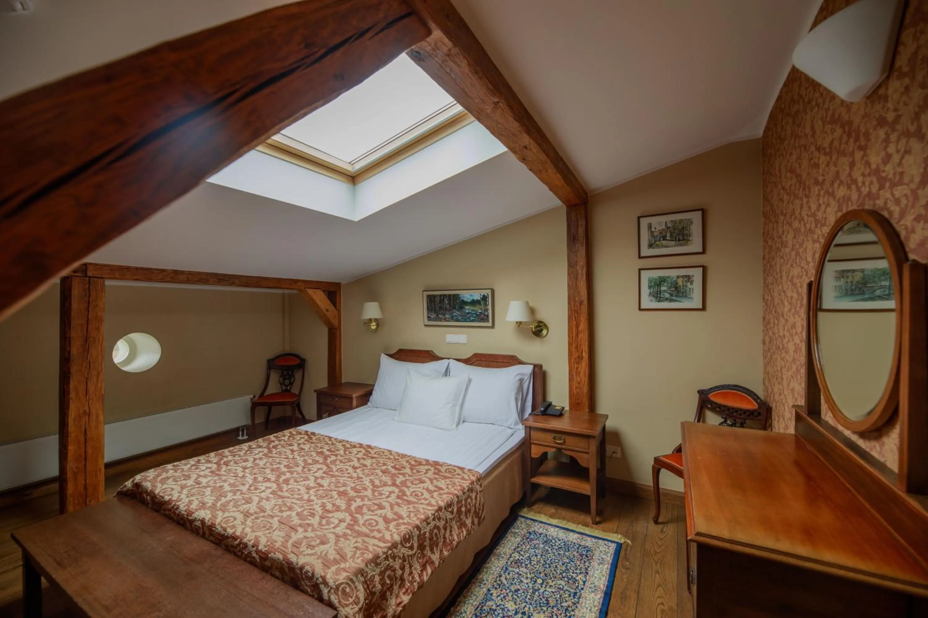 Photo of the whole room, Bed in Saka Manor