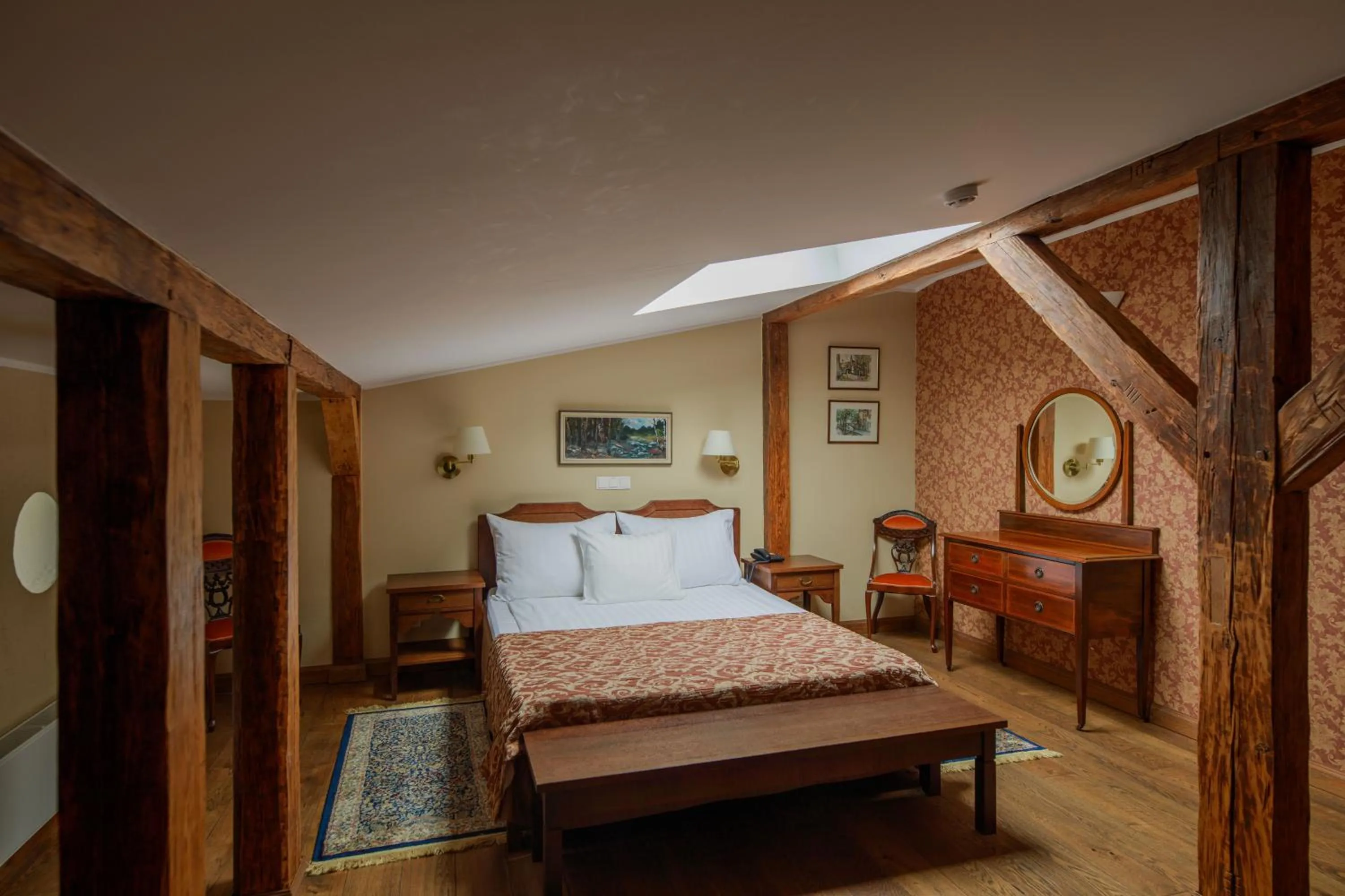 Photo of the whole room, Bed in Saka Manor