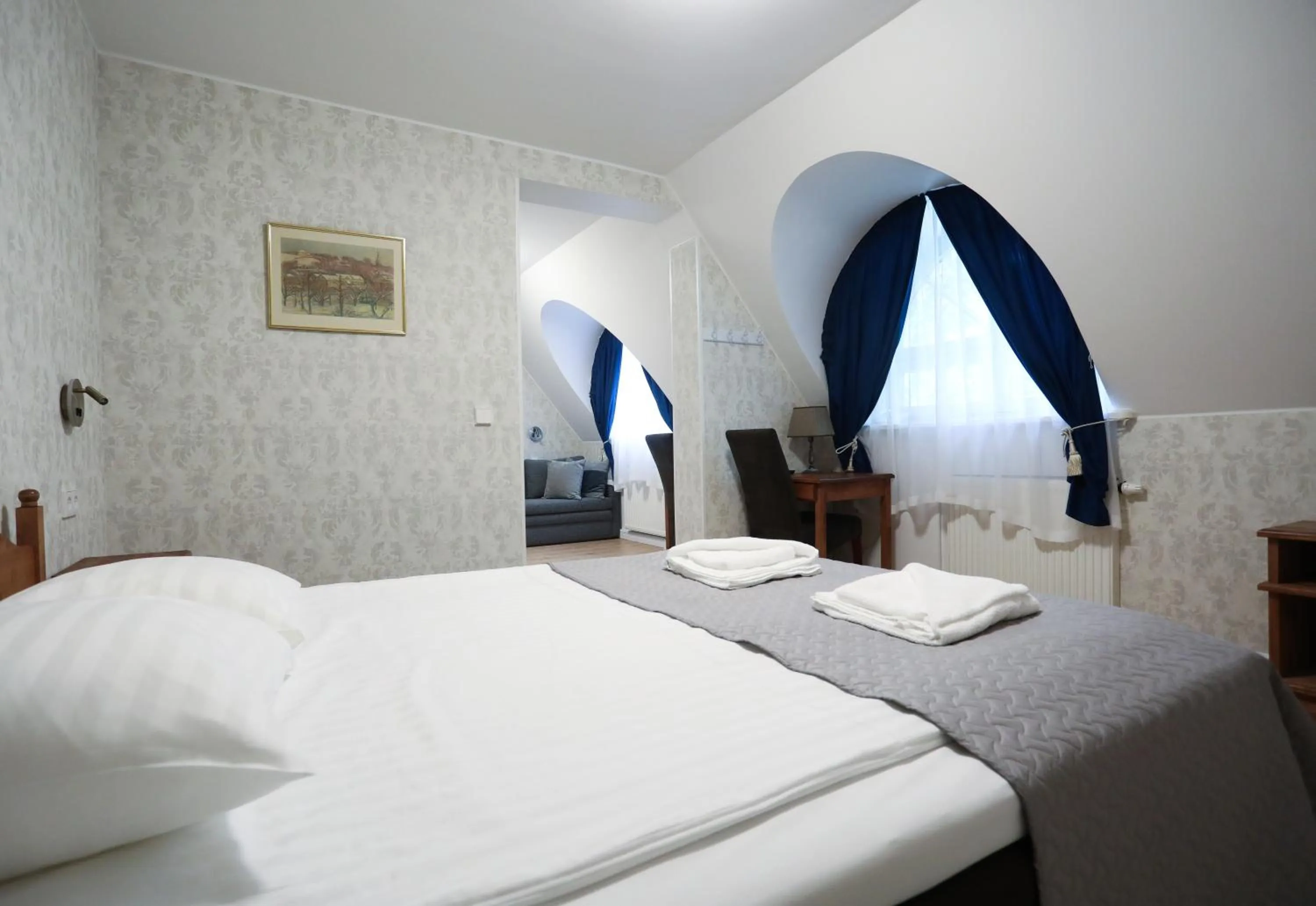 Photo of the whole room, Bed in Saka Manor