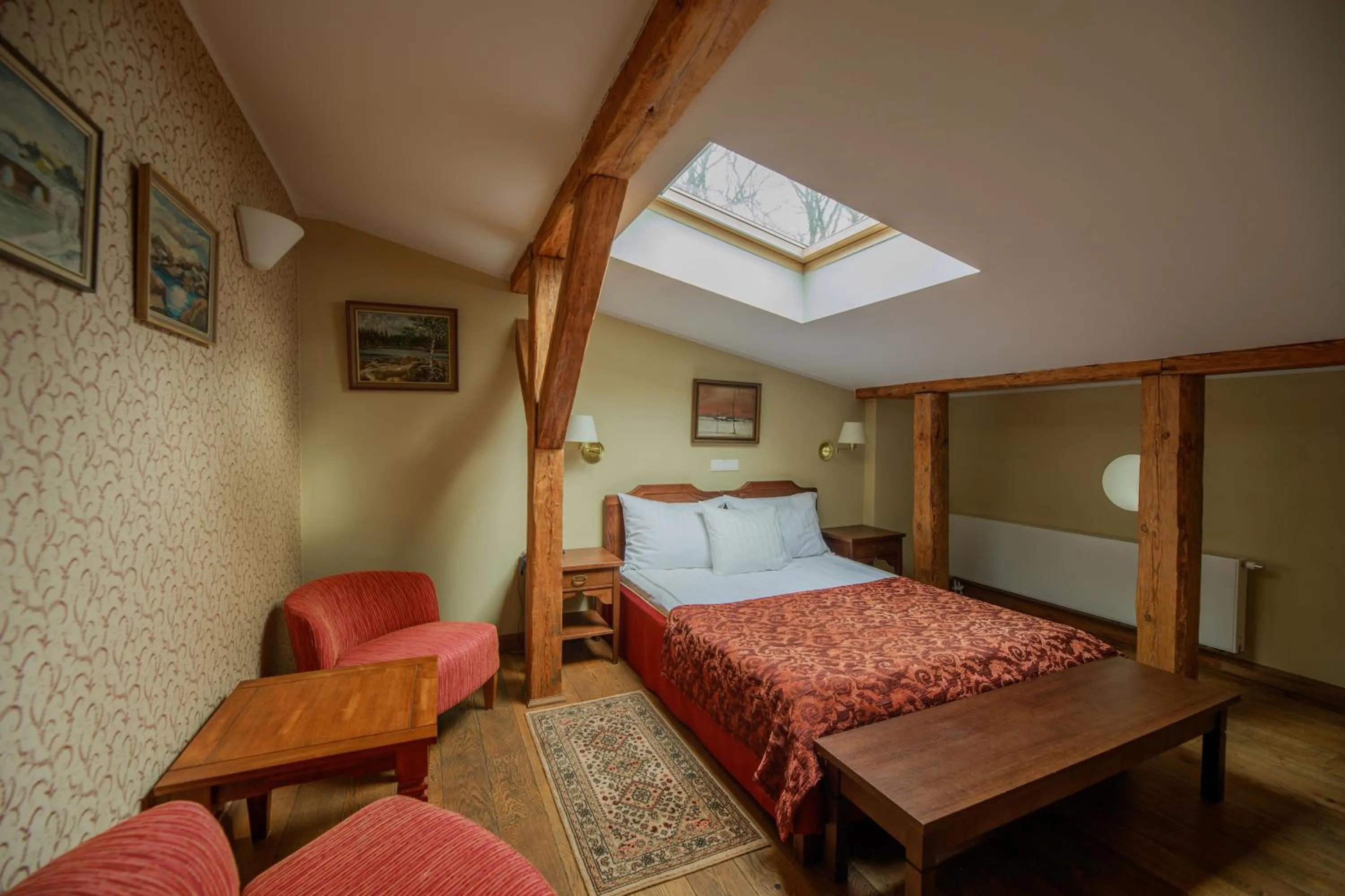 Photo of the whole room, Bed in Saka Manor