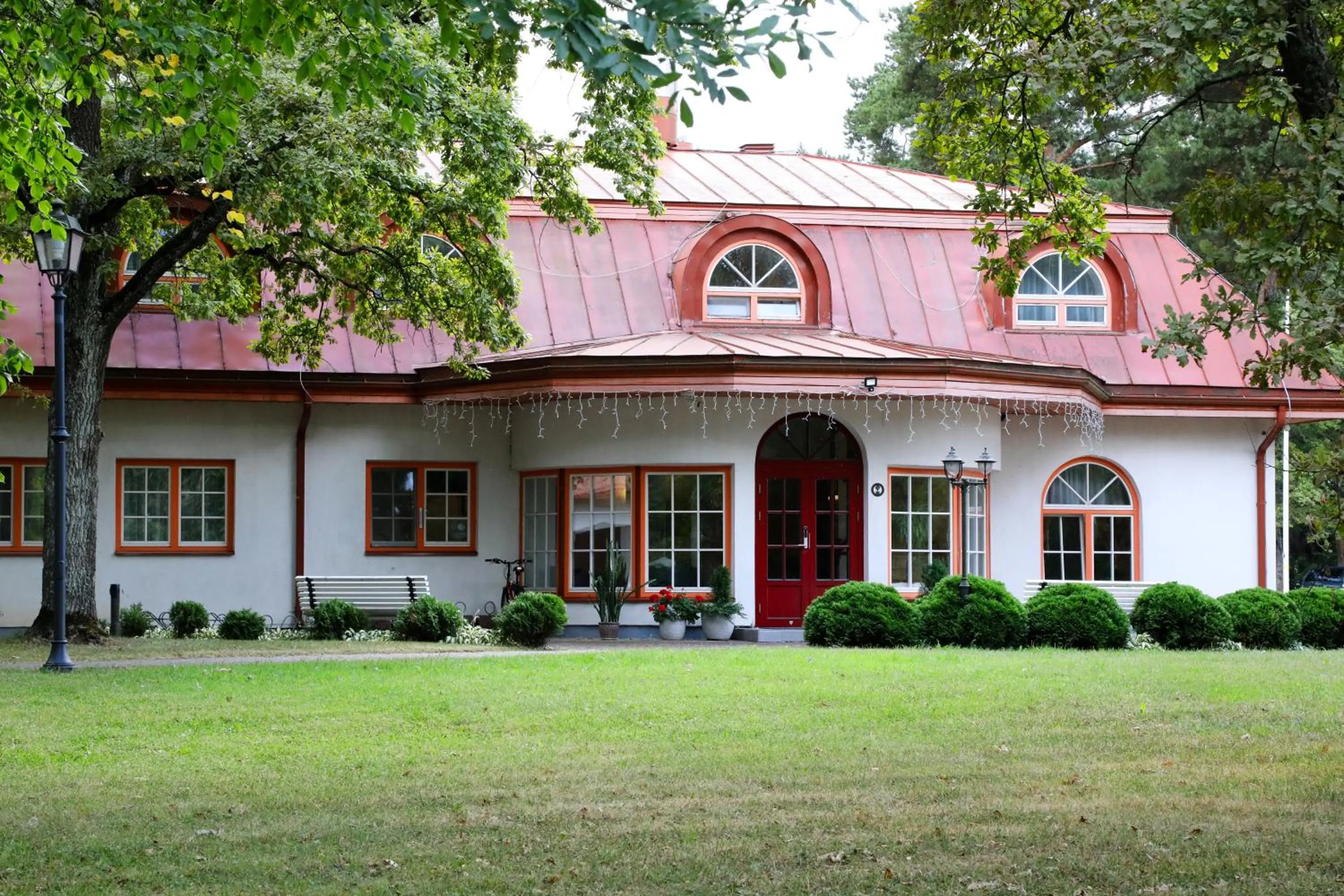 Facade/entrance in Saka Manor