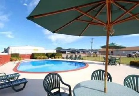 Swimming pool in Americas Best Value Inn Crosstimbers