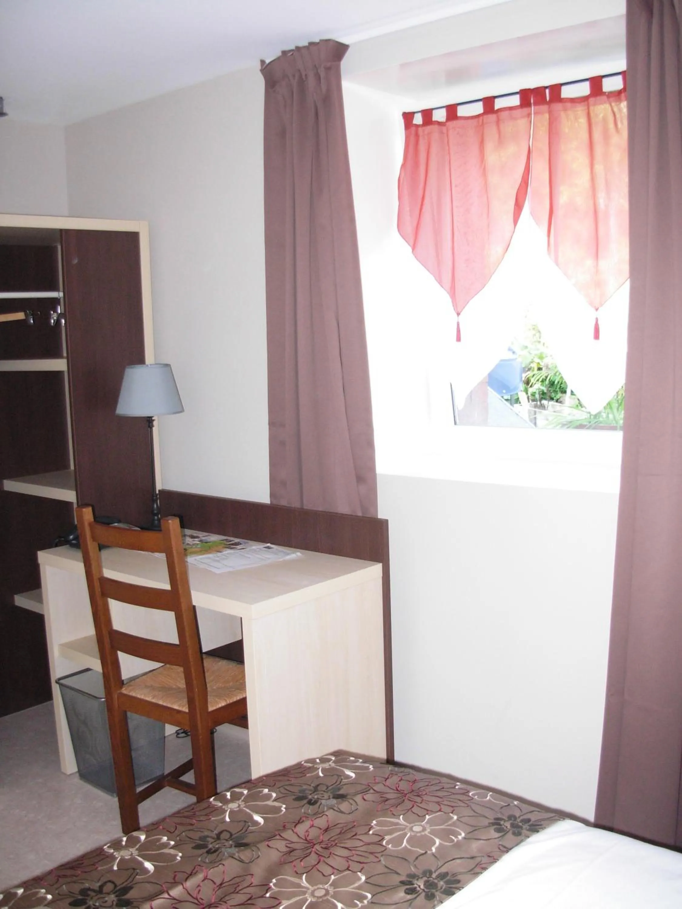 TV and multimedia, Bed in Logis Hôtel Restaurant de la Dore