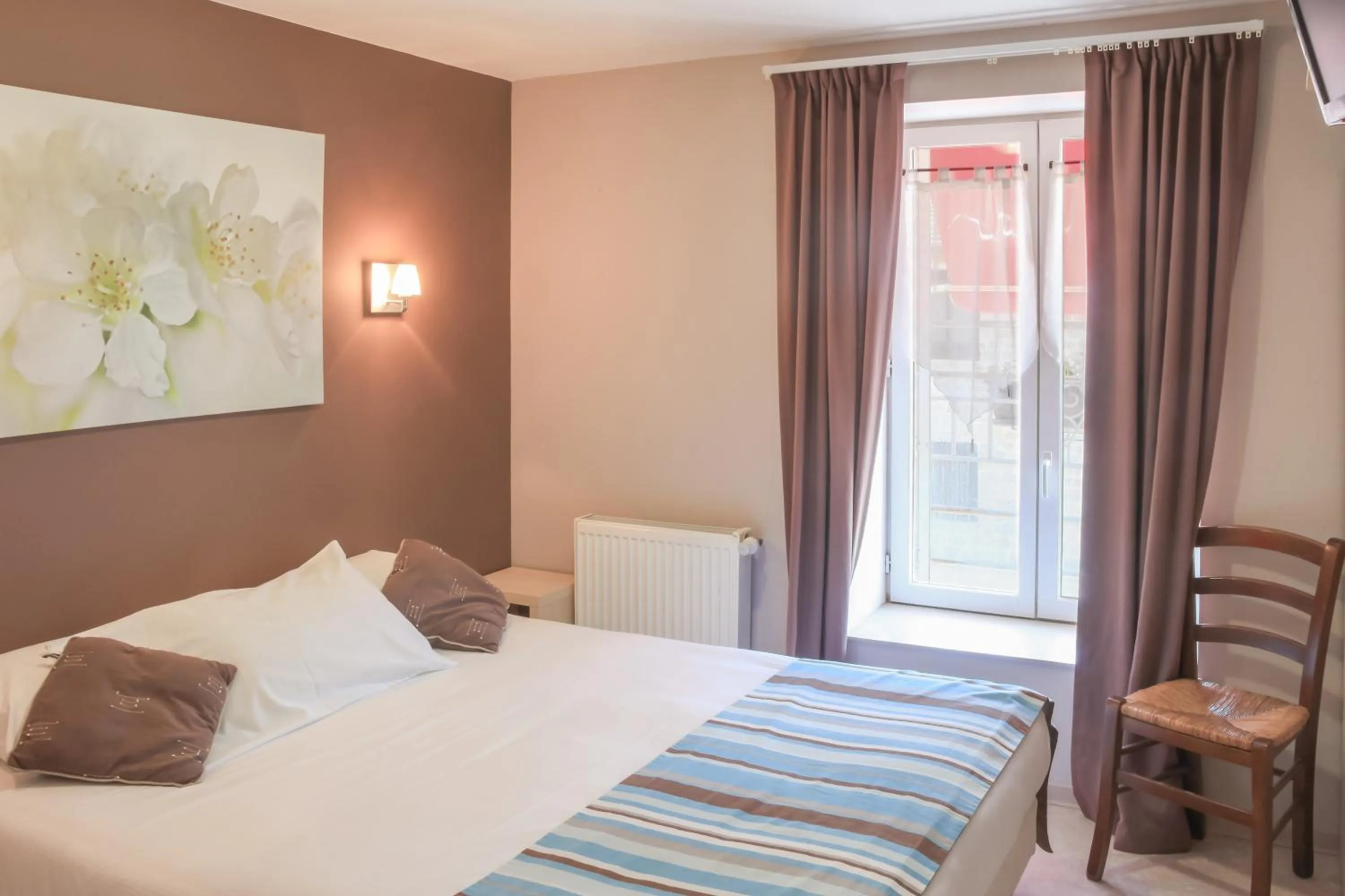 Photo of the whole room, Bed in Logis Hôtel Restaurant de la Dore