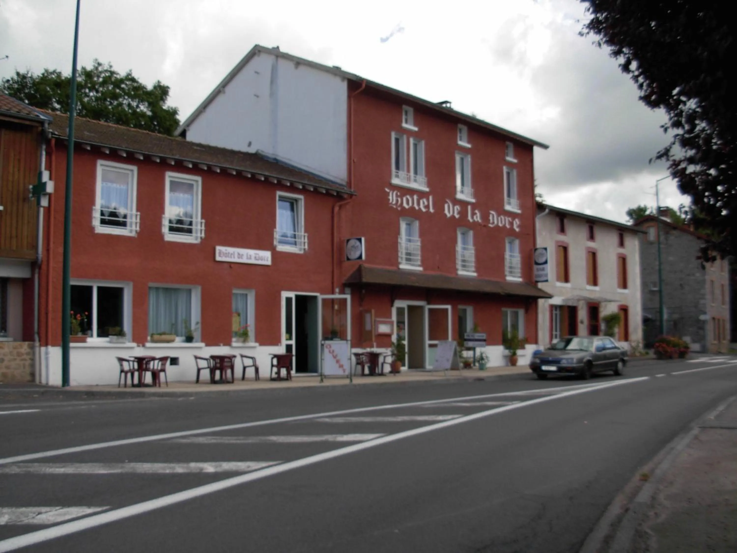 Facade/entrance in Logis Hôtel Restaurant de la Dore
