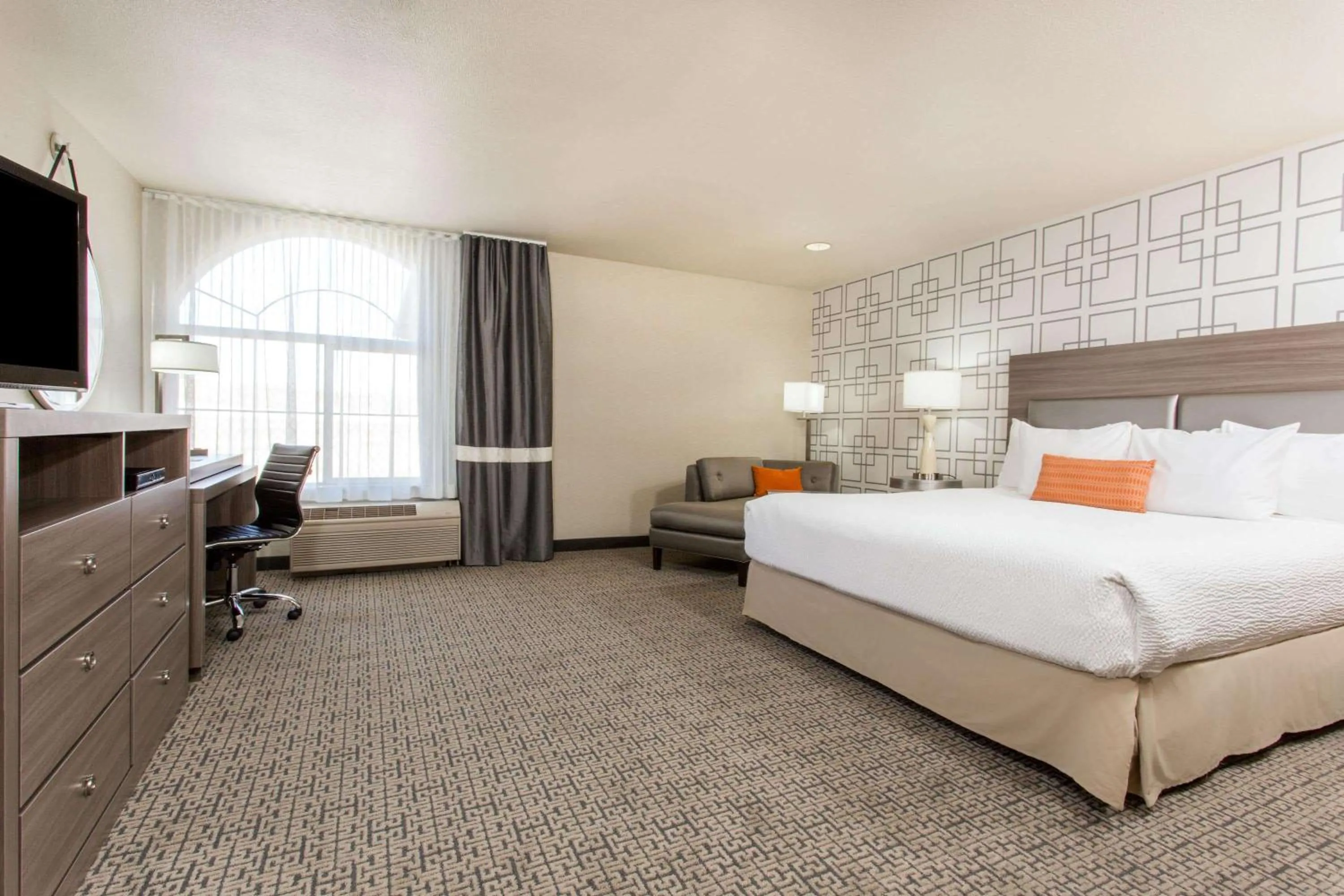 Photo of the whole room, Bed in Hawthorn Suites by Wyndham Livermore