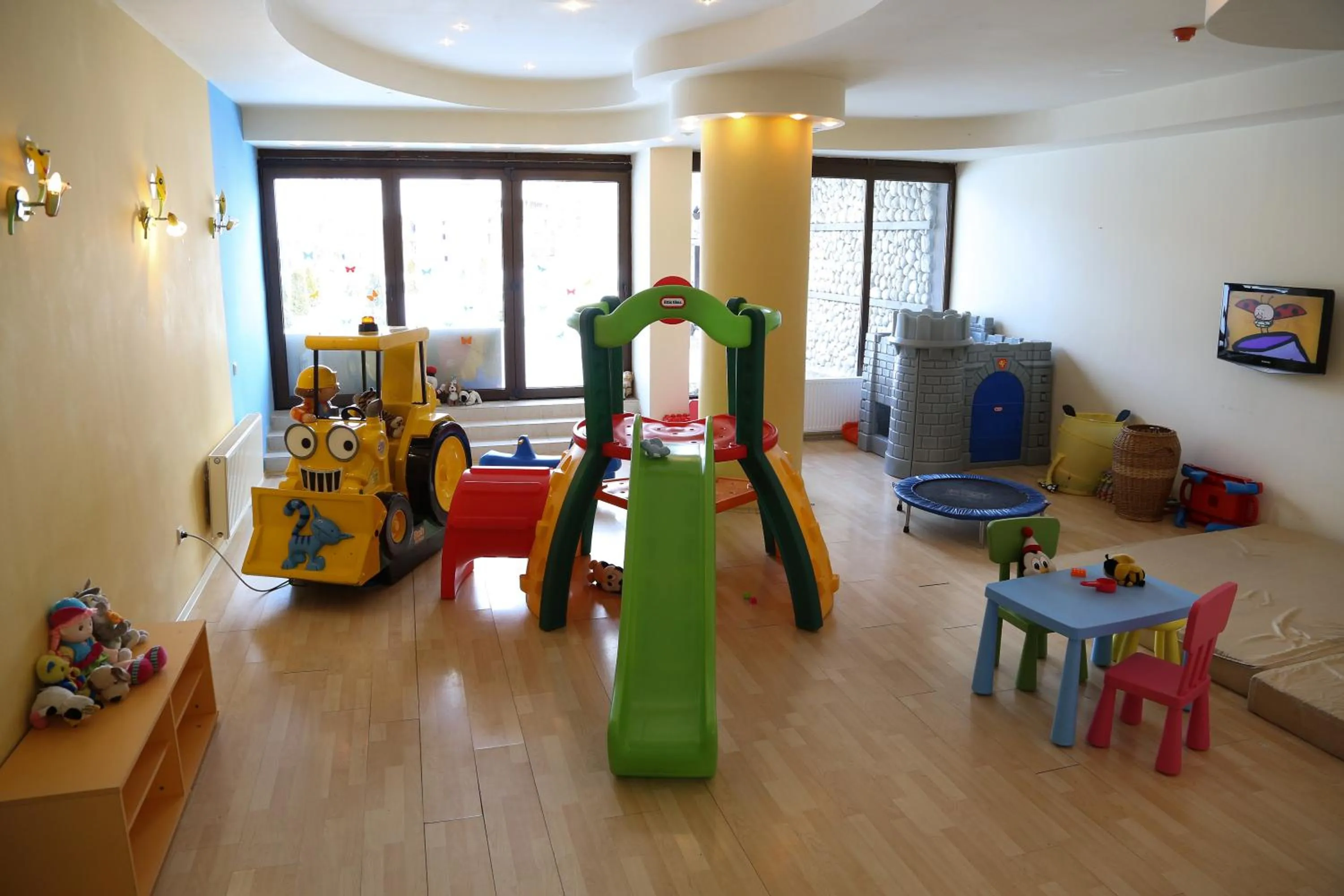 Children play ground in Mountain Paradise by the Walnut Trees - Free wellness