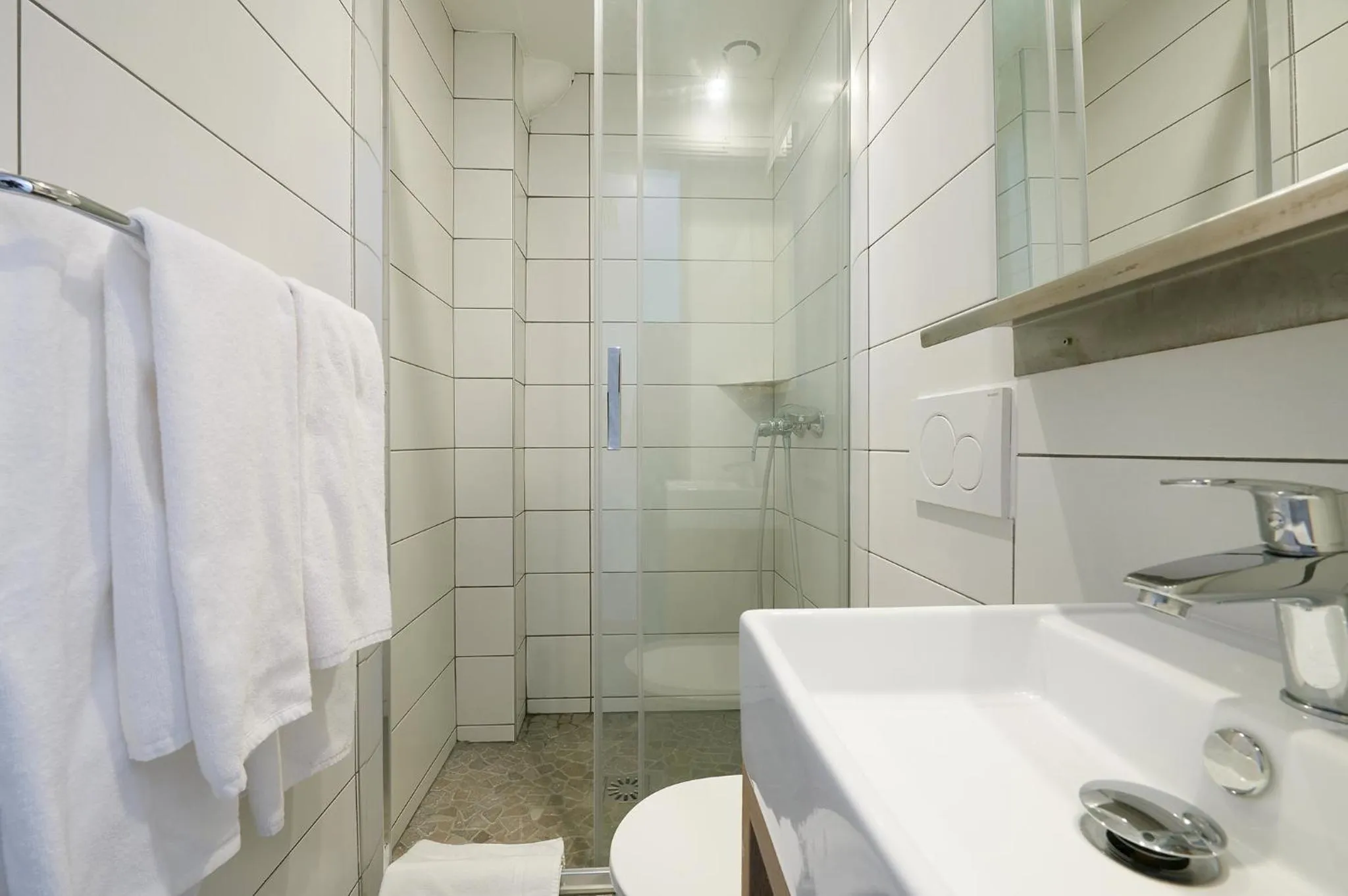 Bathroom in Logis Hôtel le Triton