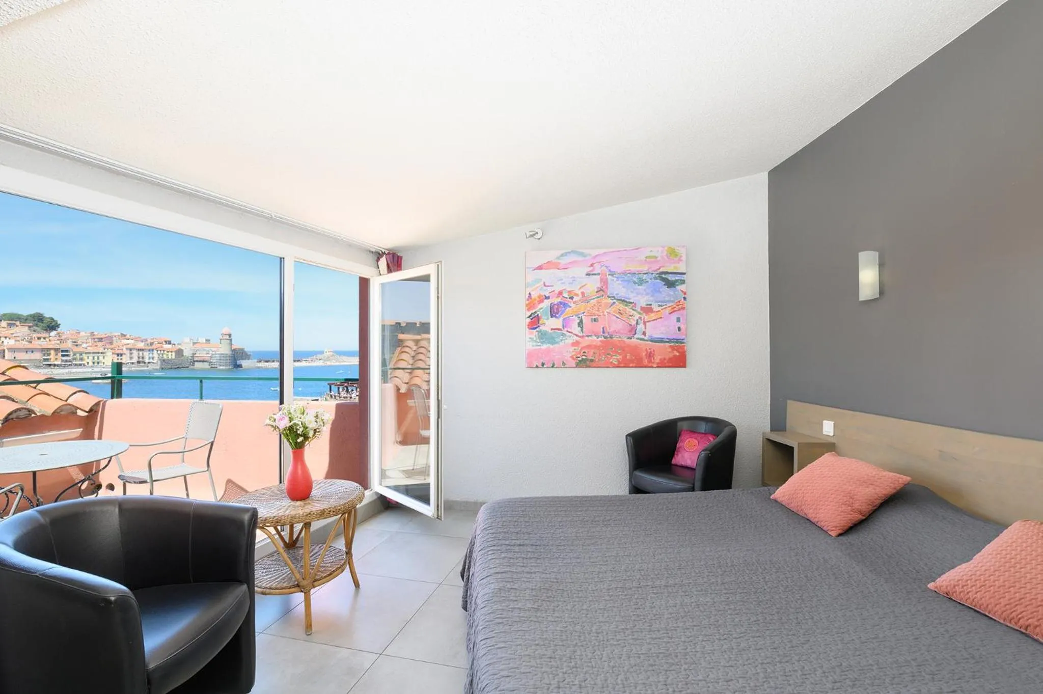 Property building, Bed in Logis Hôtel le Triton