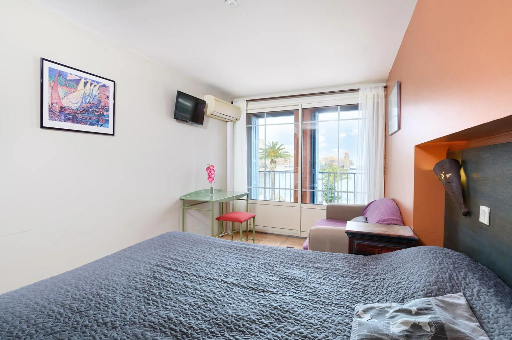 City view, Bed in Logis Hôtel le Triton